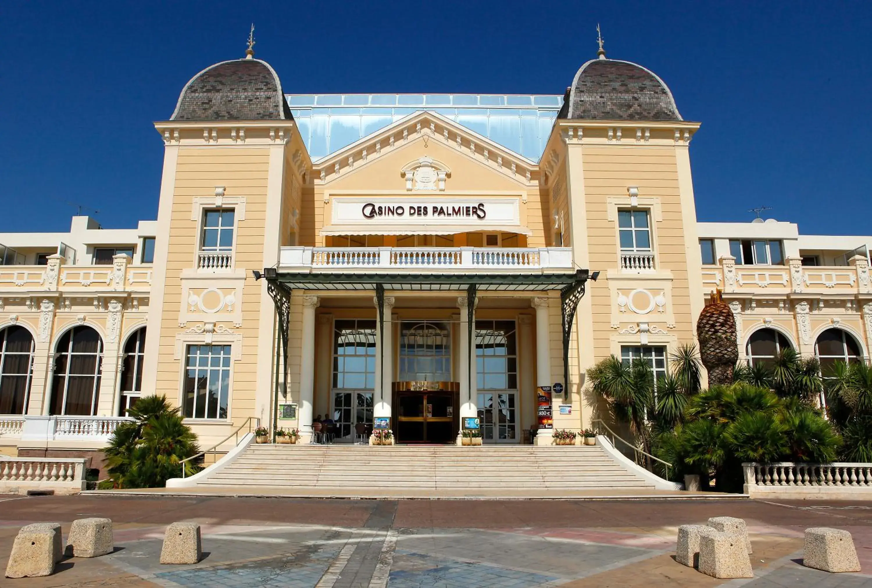 Facade/entrance in Casino Hotel Des Palmiers