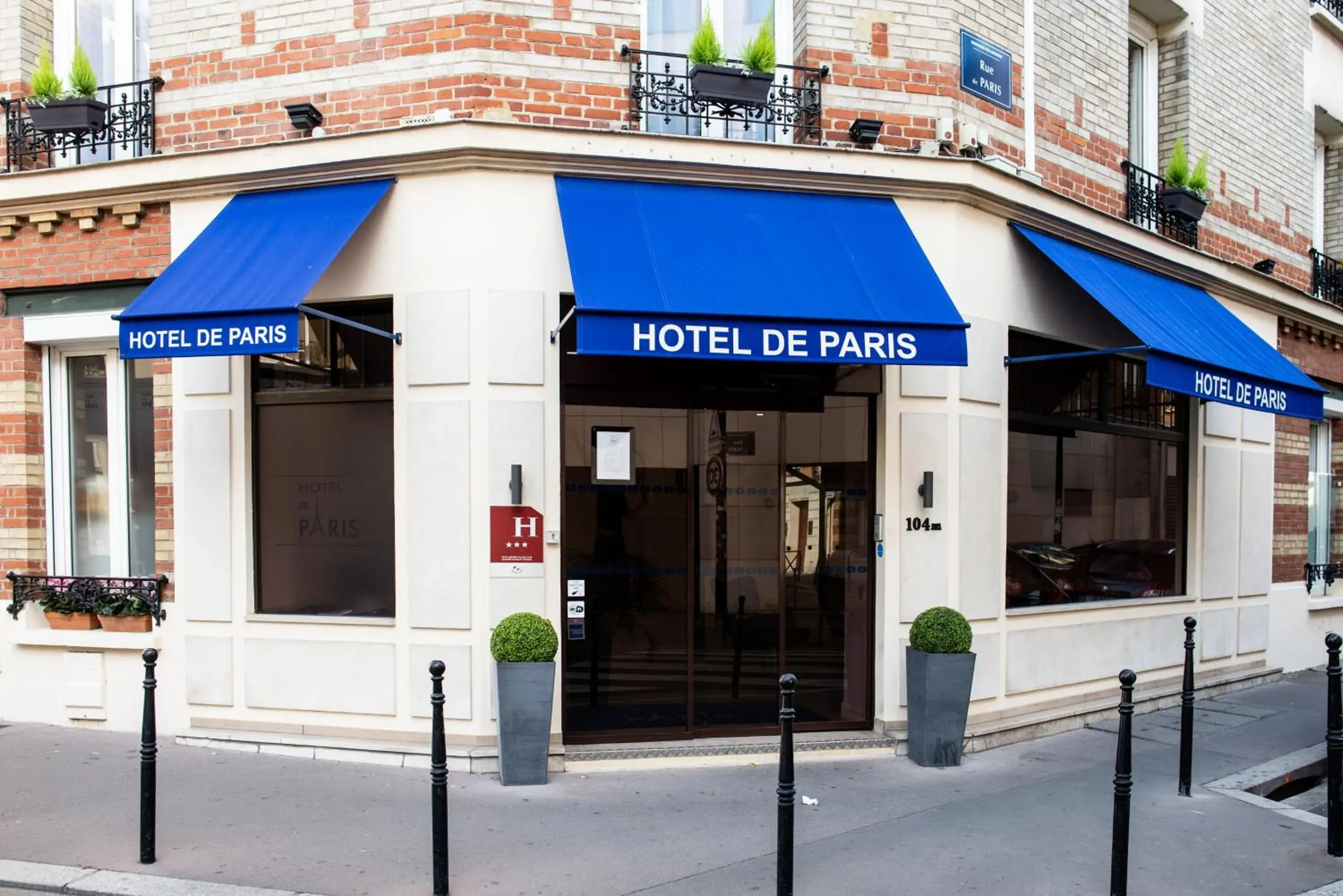 Property building in Hotel De Paris