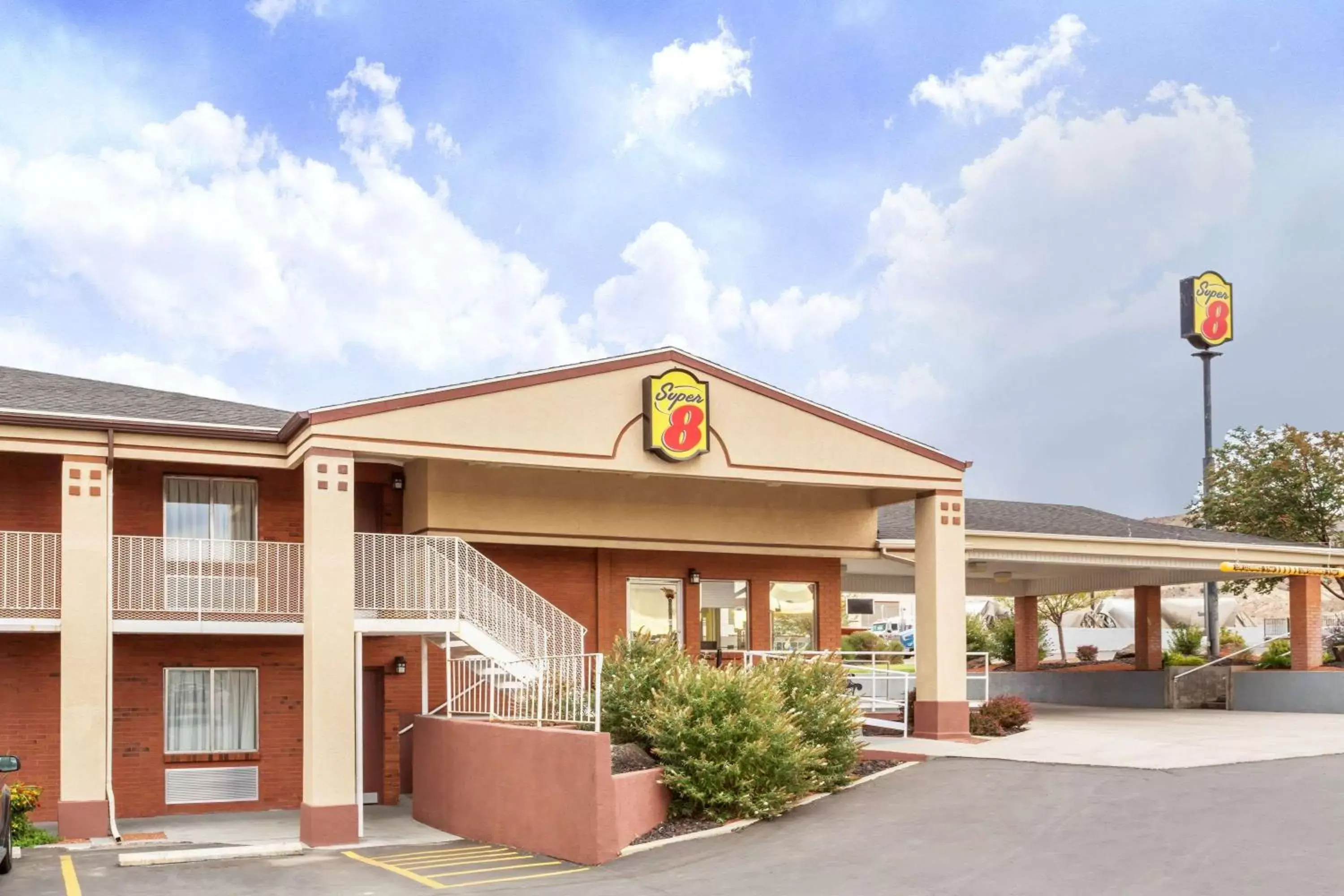 Property Building in Super 8 by Wyndham Salina/Scenic Hills Area