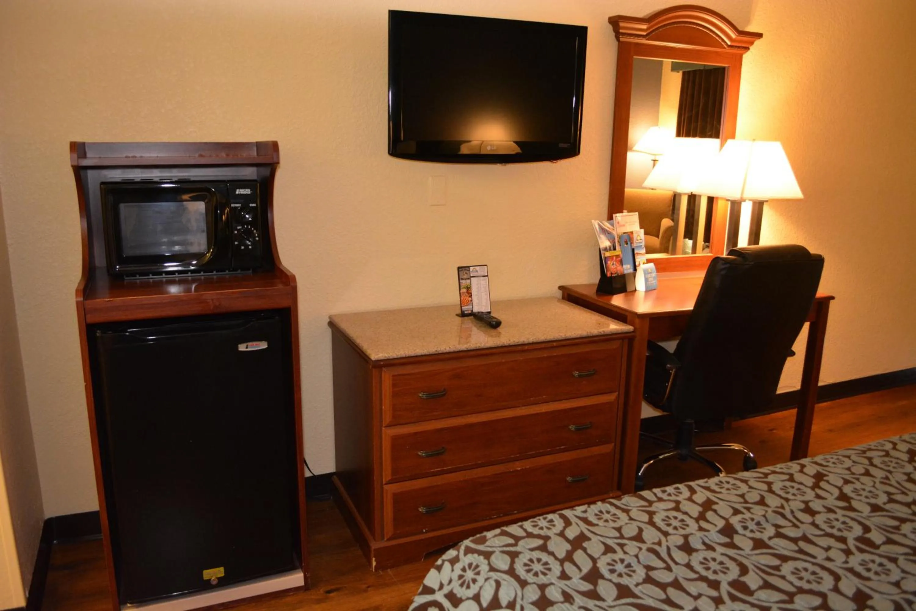 TV and multimedia, Bed in Days Inn by Wyndham Jacksonville NC