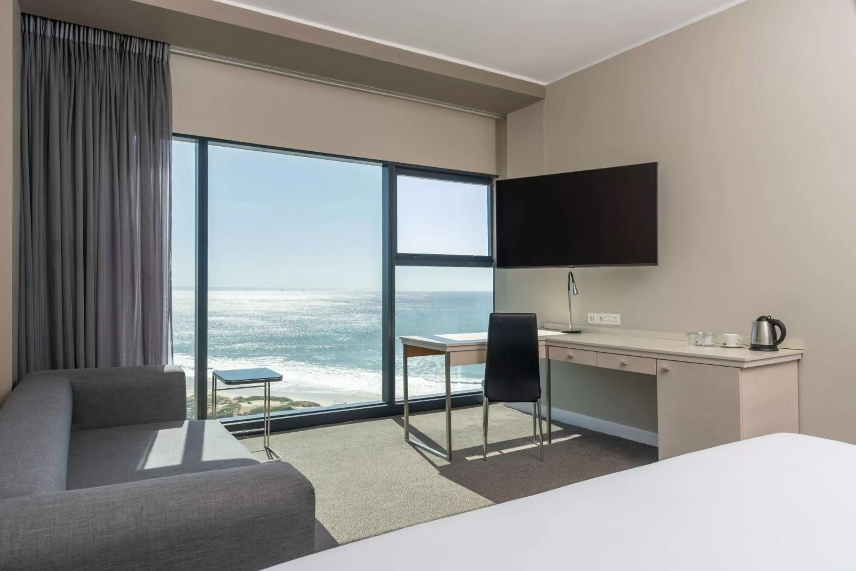 Bedroom, TV/Entertainment Center in Radisson Blu Hotel, Port Elizabeth