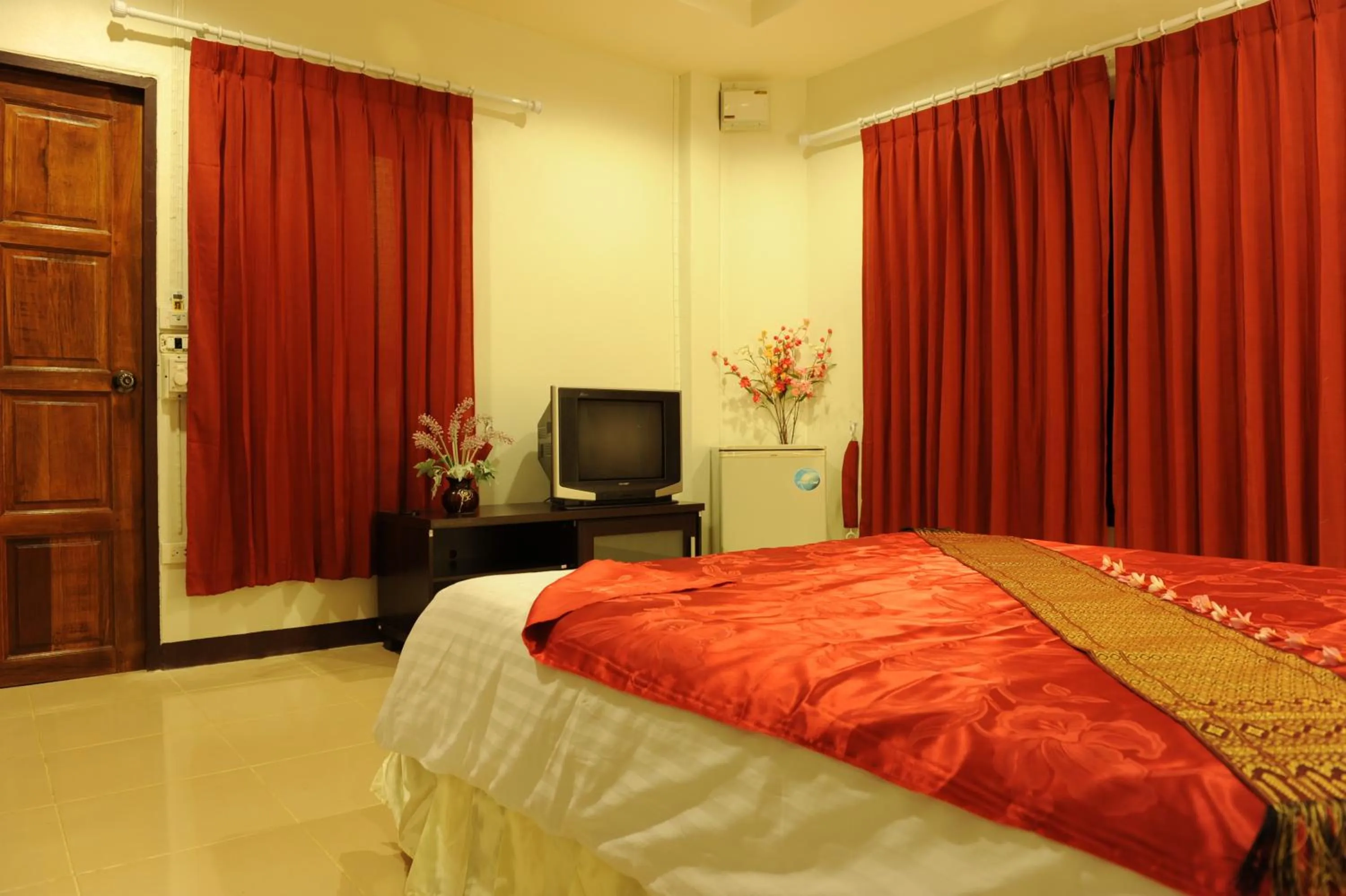 Photo of the whole room, Bed in Moonwalk Lanta Resort