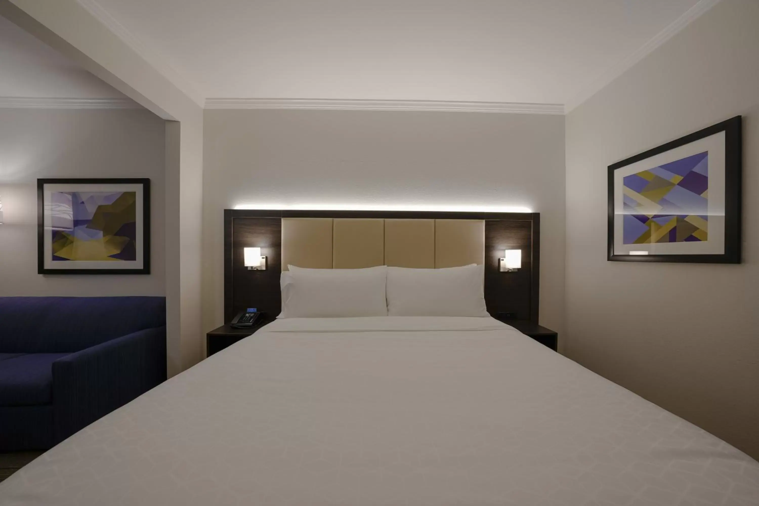 Photo of the whole room, Bed in Holiday Inn Express Hotel & Suites Santa Clara - Silicon Valley, an IHG Hotel