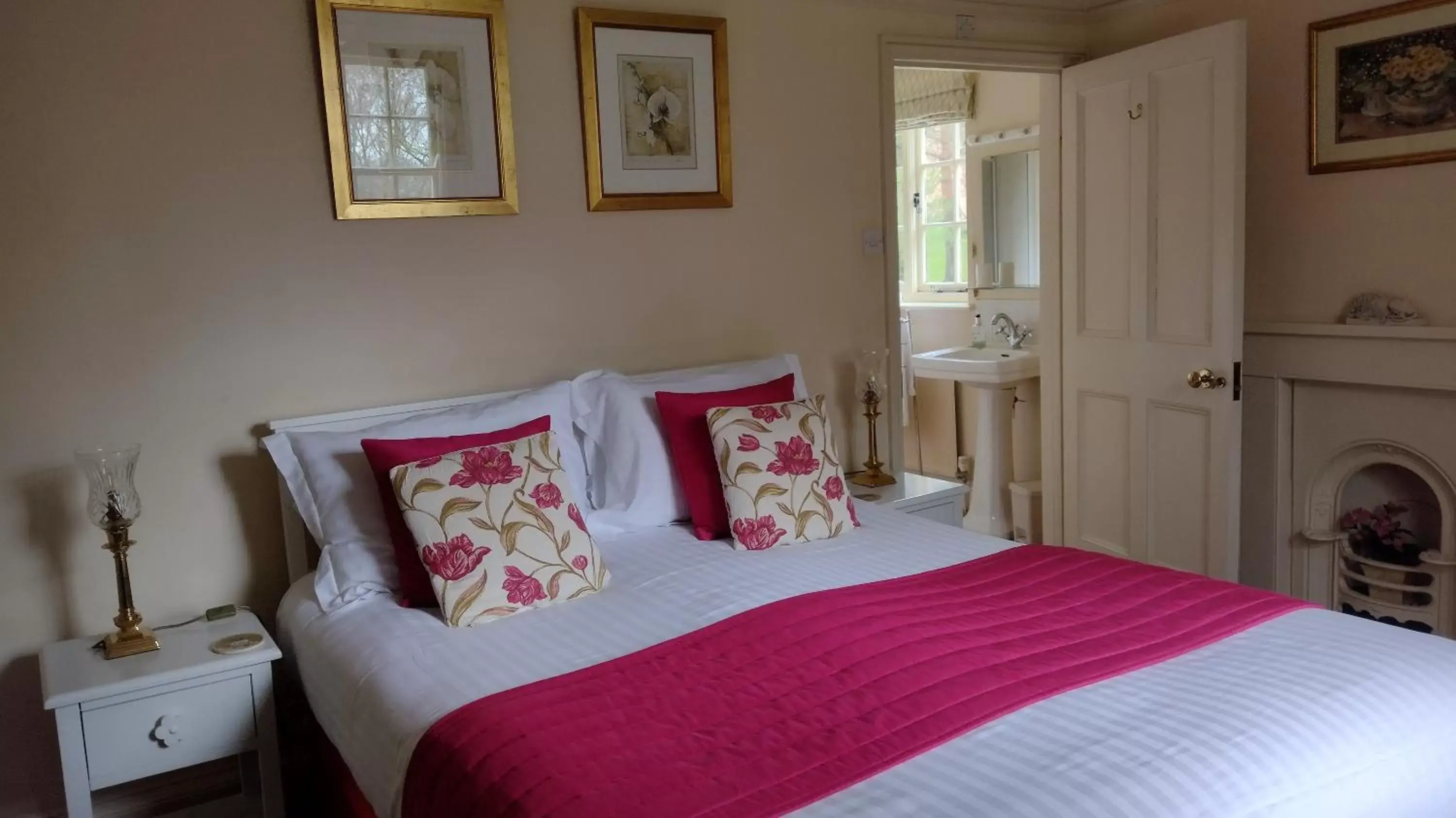 Bedroom, Bed in Buckley Farmhouse