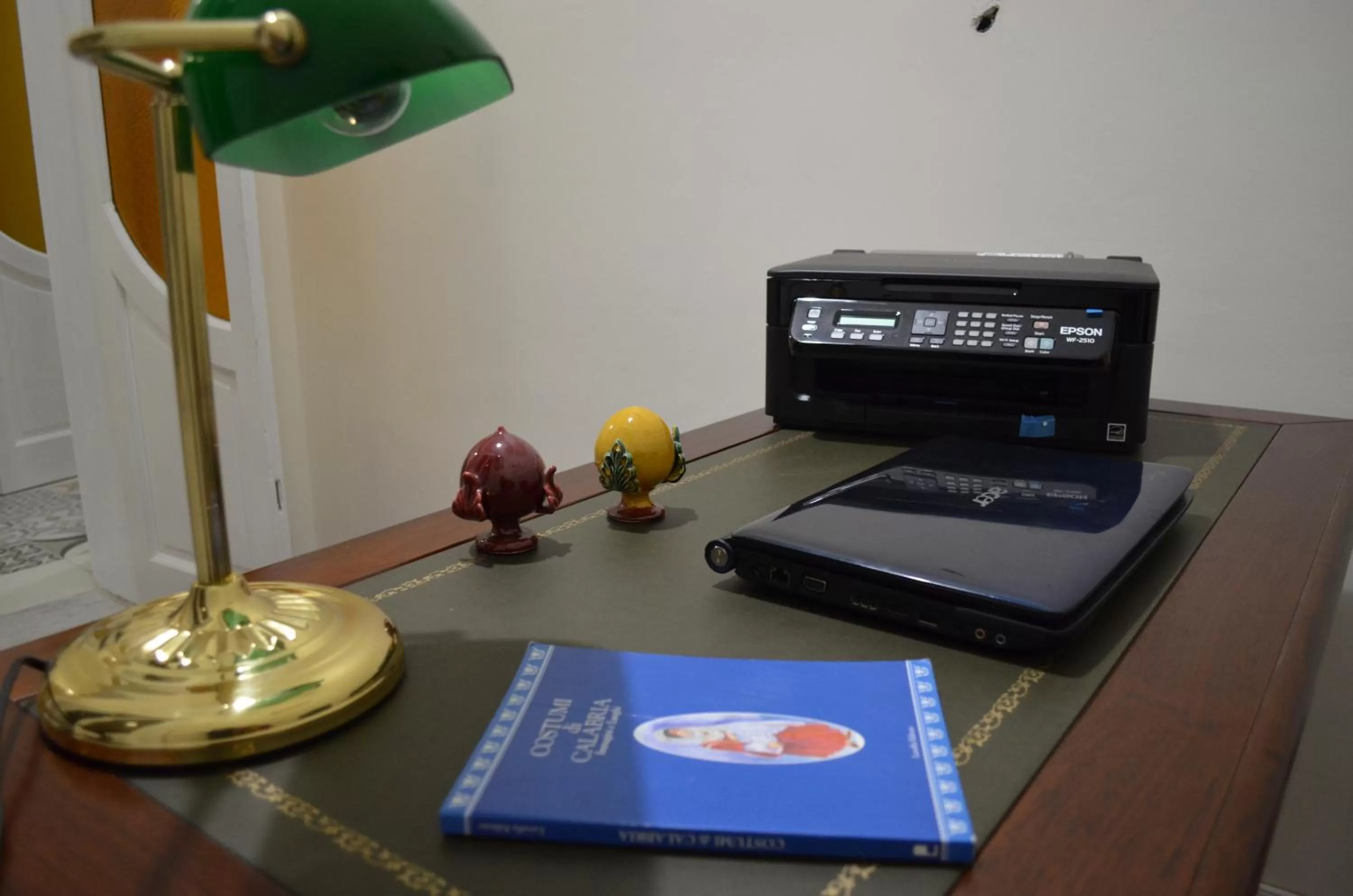 TV/Entertainment Center in B&B Domus Palmi