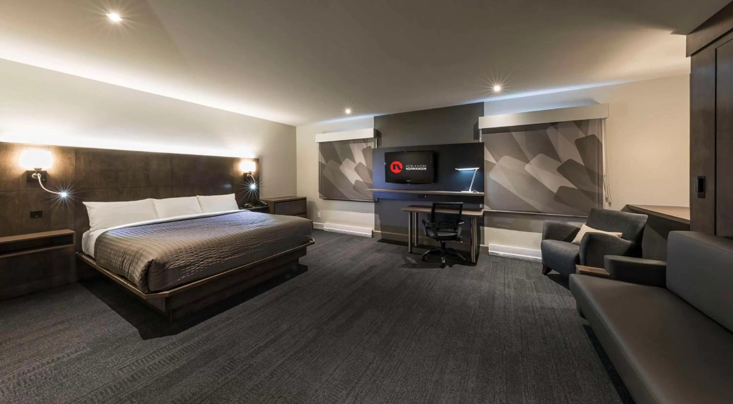 Bed in Hôtel & Suites Normandin Lévis