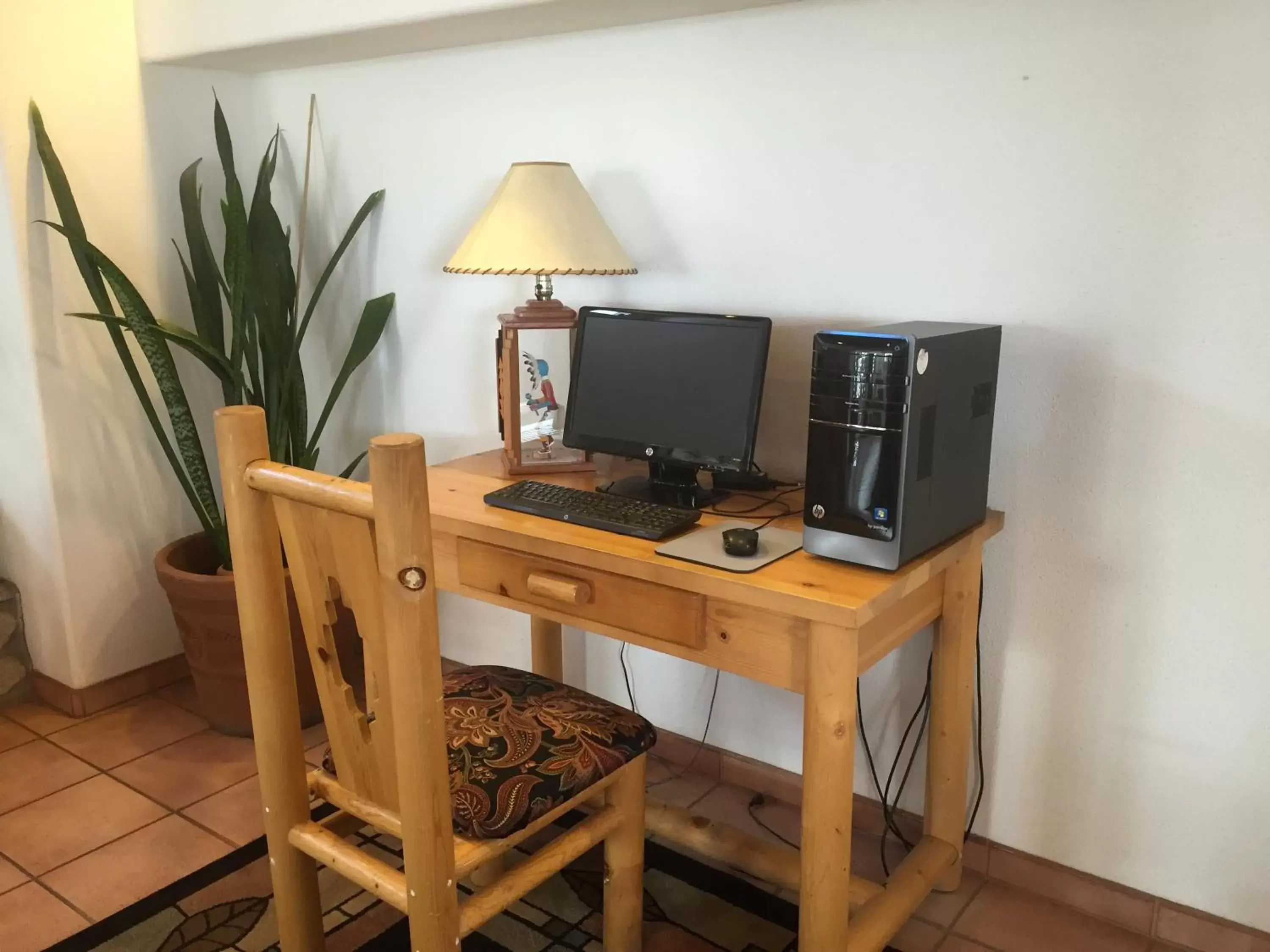 Communal lounge/ TV room in Los Viajeros Inn