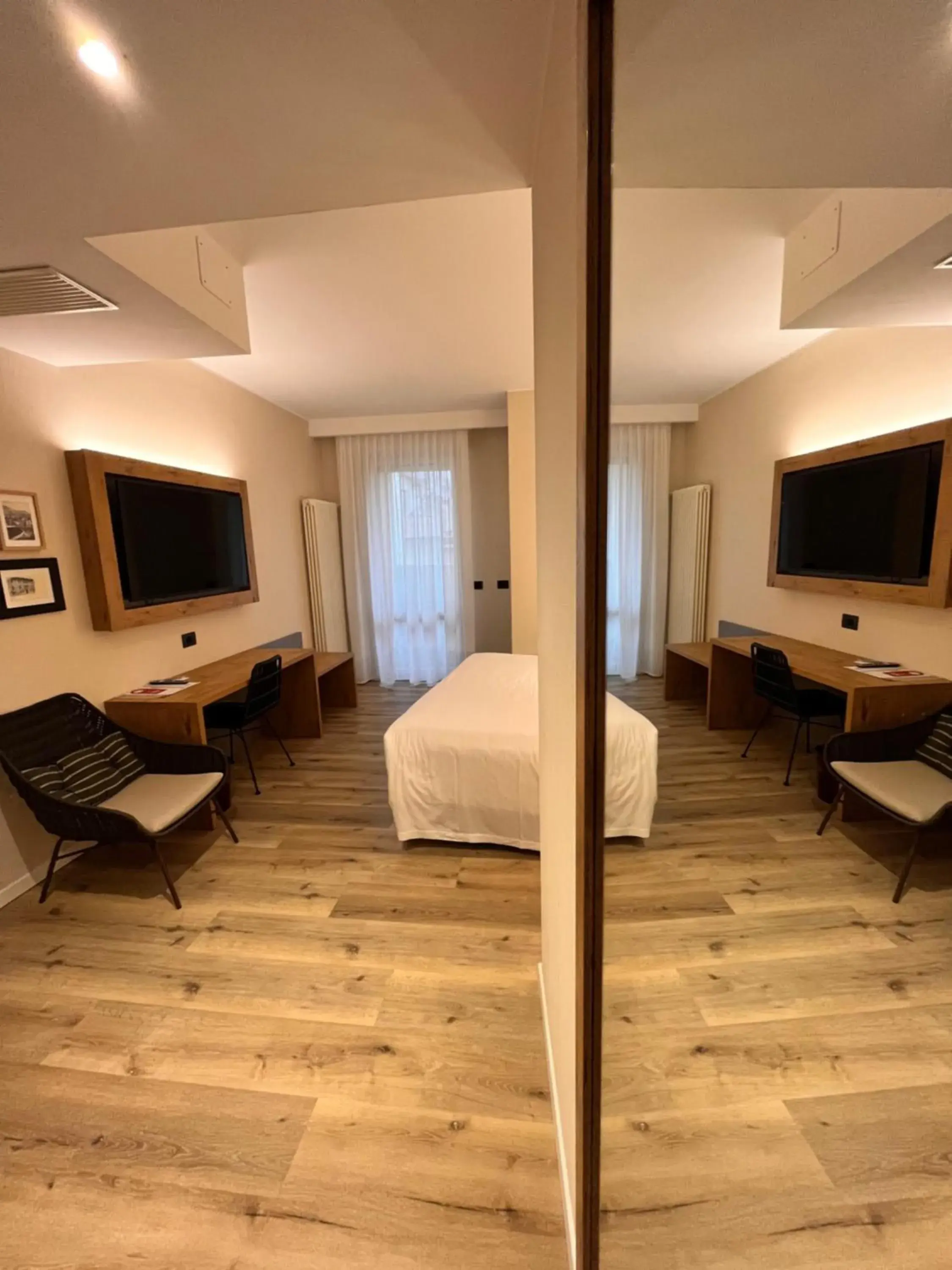 Photo of the whole room, Bed in Hotel America