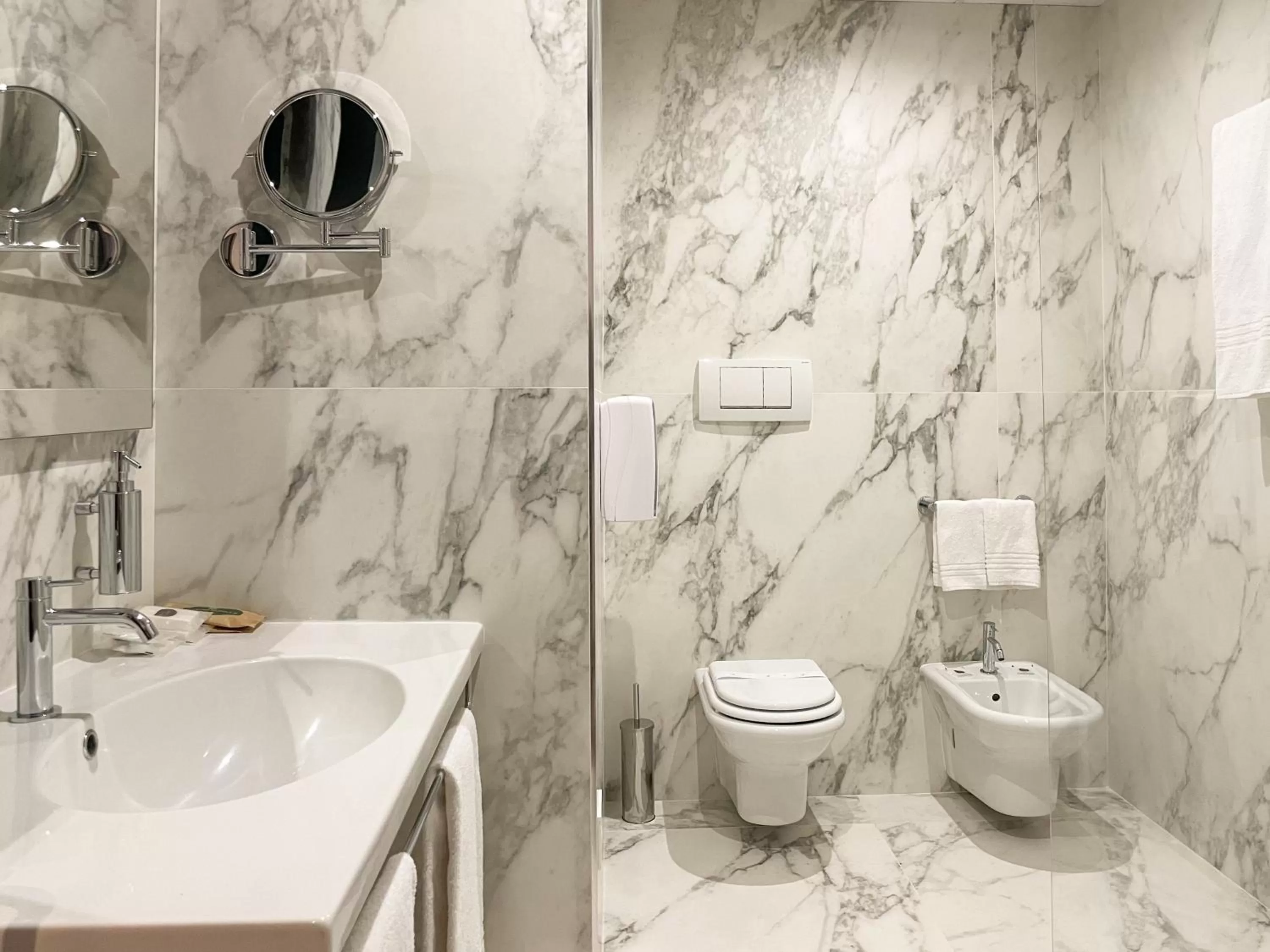 Shower in Hotel Impero