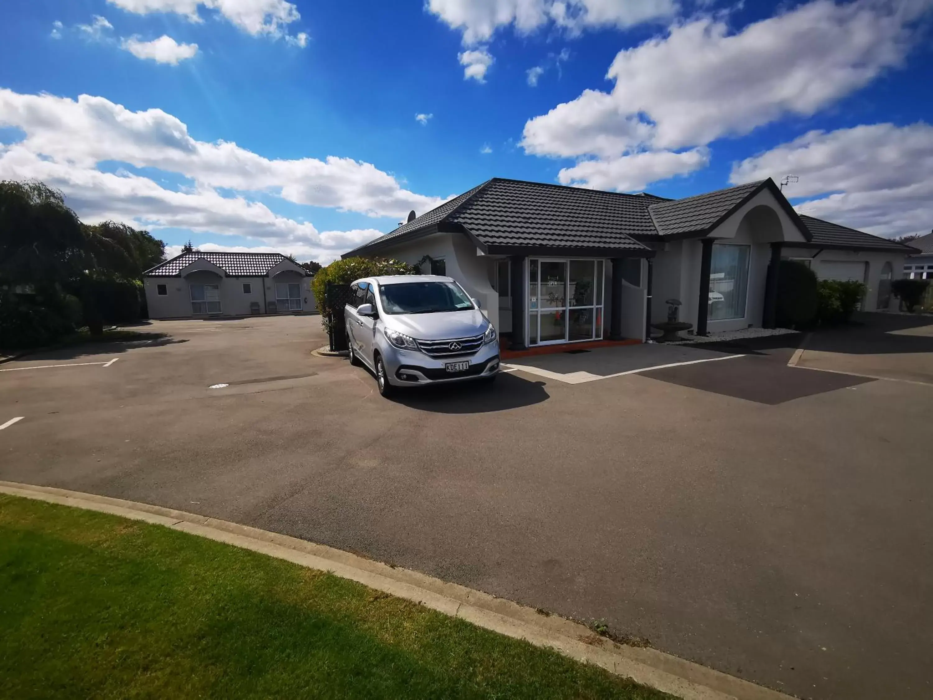 Property building in Airport Birches Motel Property building in Airport Birches Motel