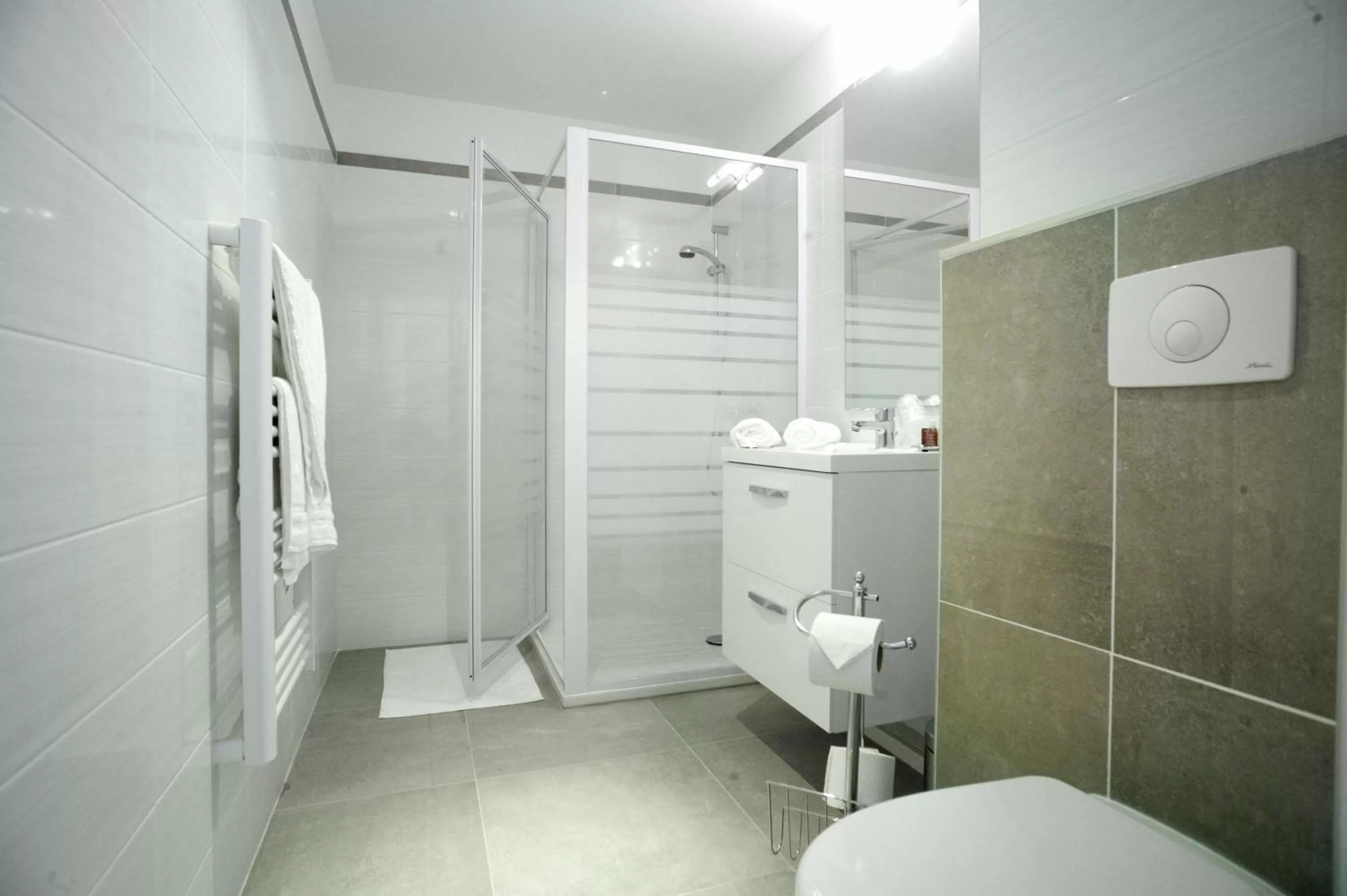 Bathroom in The Originals City, Hôtel Les Bastides du Gapeau