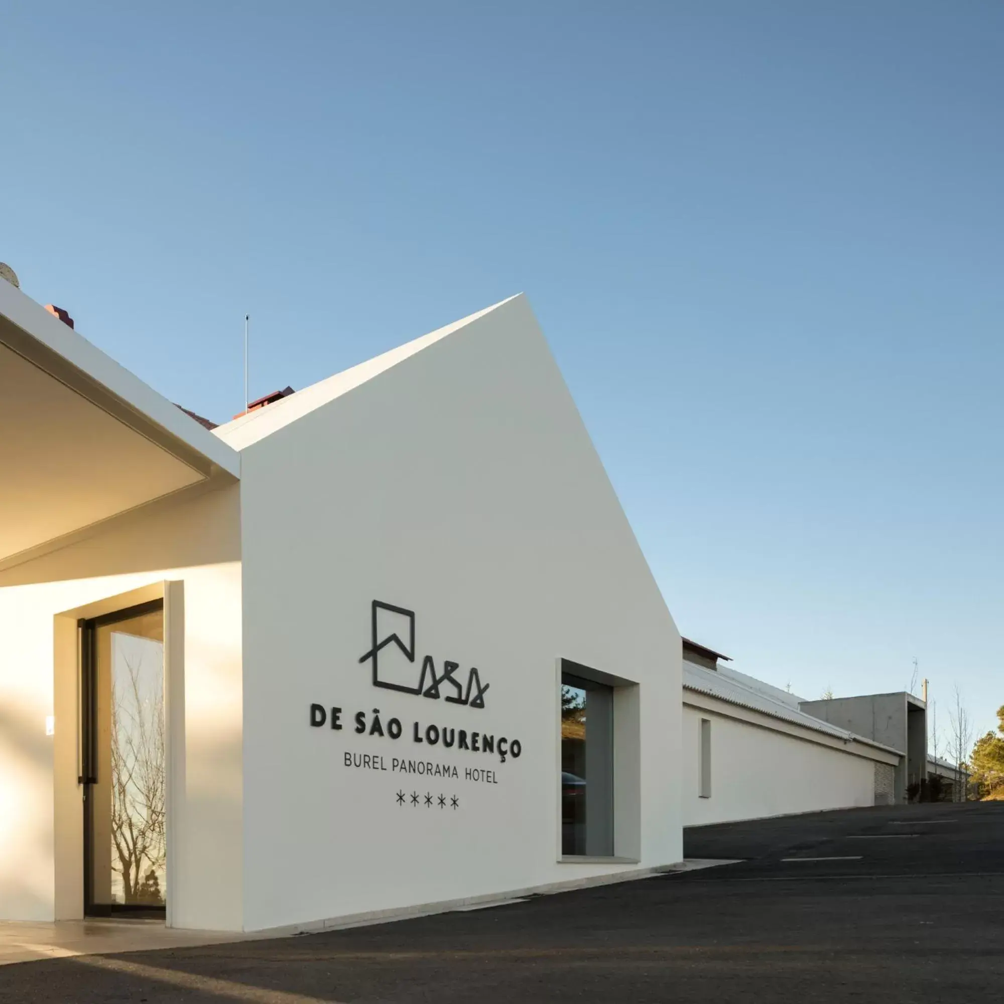 Property building in Casa de São Lourenço - Burel Panorama Hotel - member of Relais & Châteaux Property building in Casa de São Lourenço - Burel Panorama Hotel - member of Relais & Châteaux