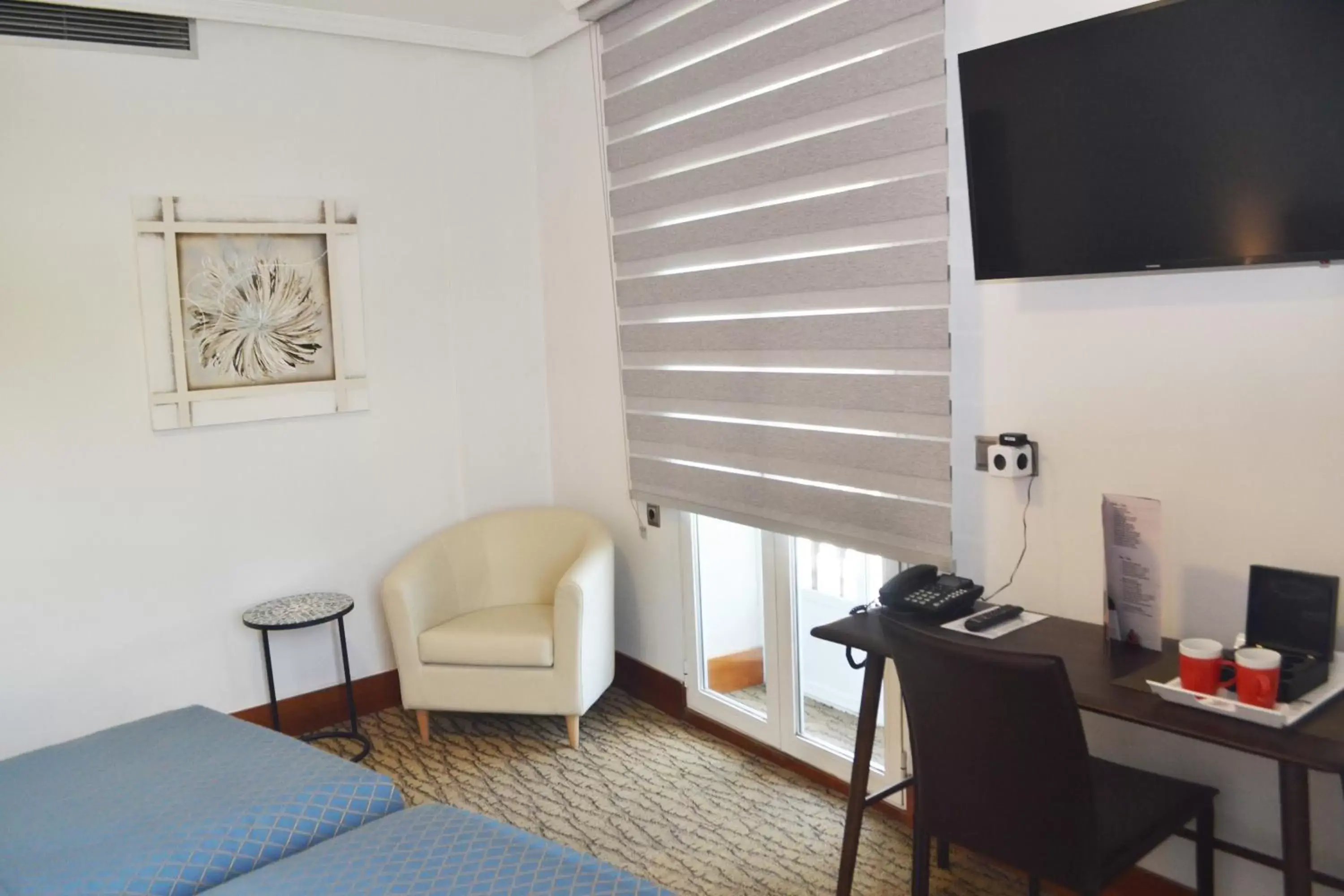 Street view, TV/Entertainment Center in Hotel Mora by MIJ