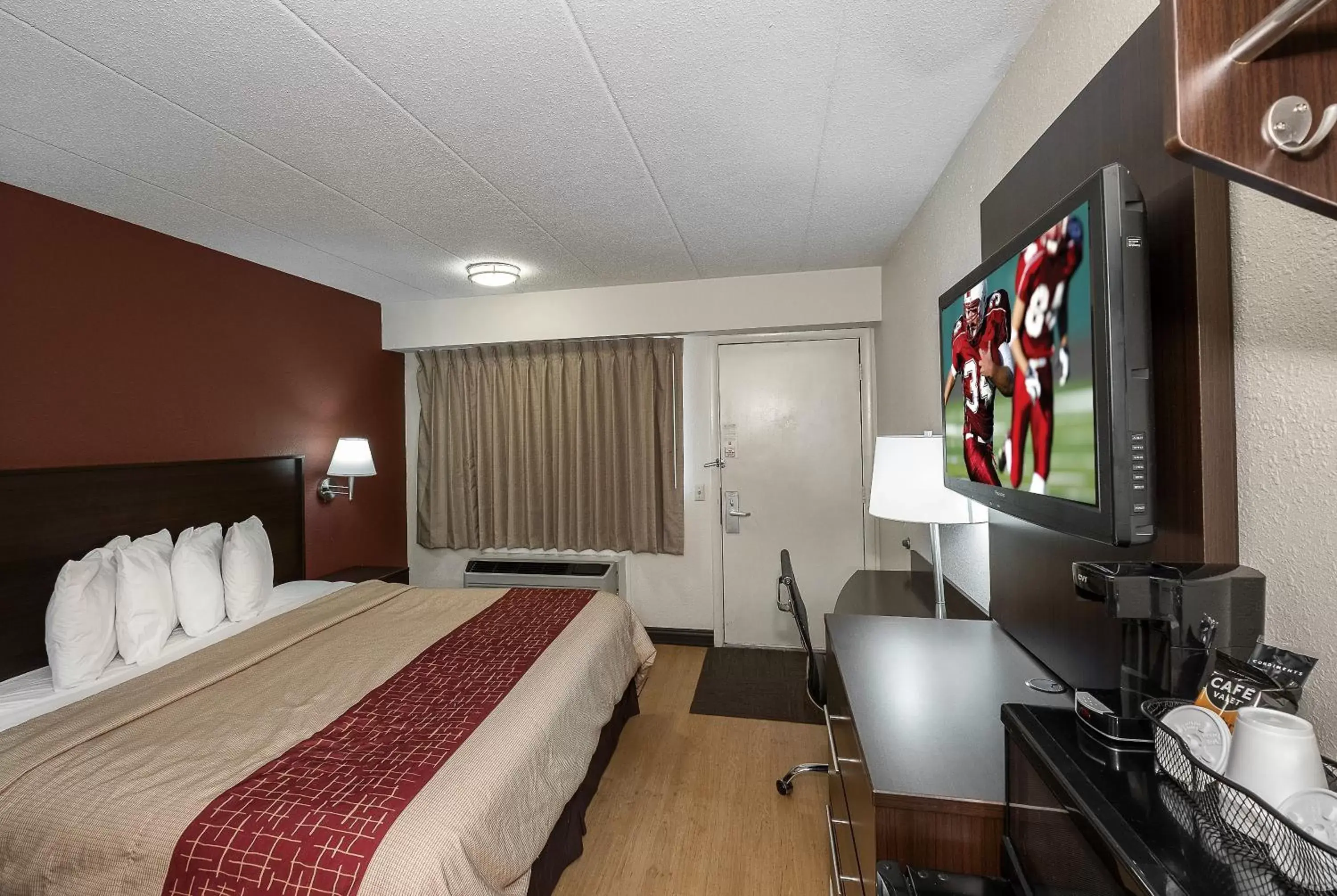 Bedroom, TV/Entertainment Center in Red Roof Inn Toledo - Maumee
