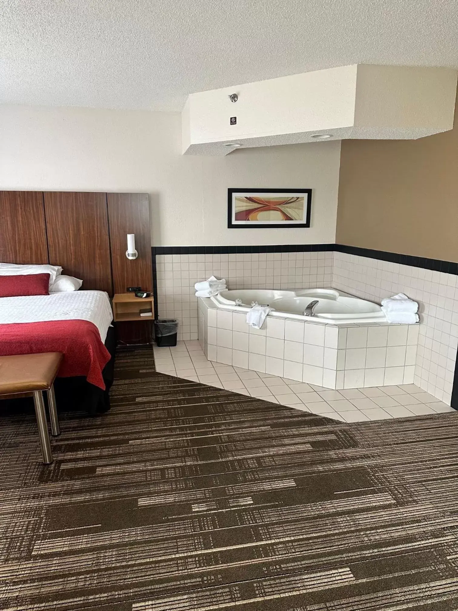 Bed in Northfield Inn Suites and Conference Center