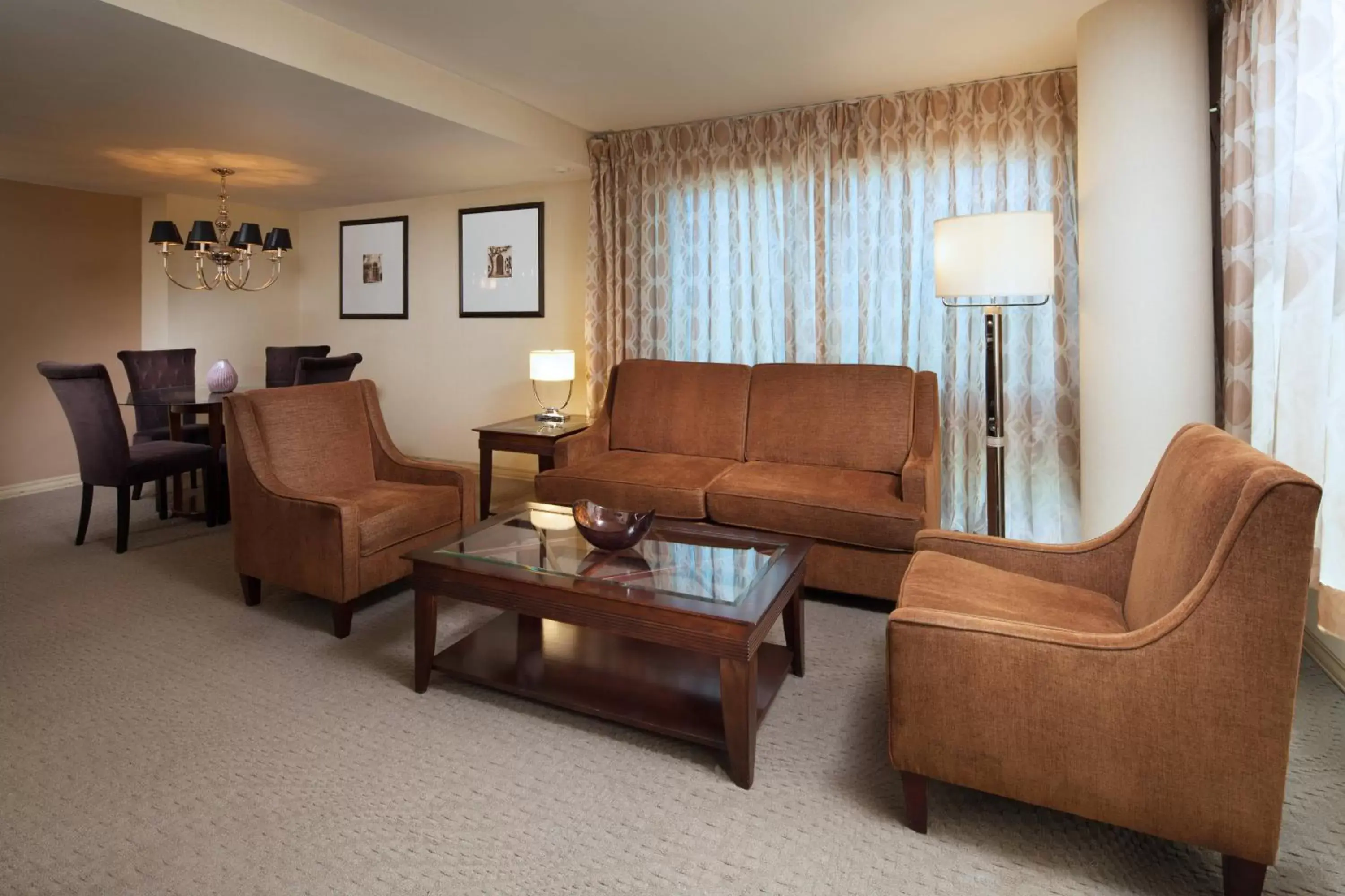 Bedroom, Seating Area in Sheraton Ontario Airport Hotel