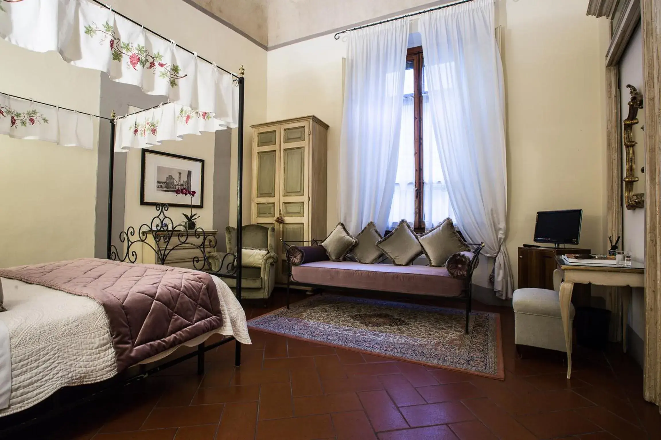 Bedroom, Seating Area in Hotel Burchianti