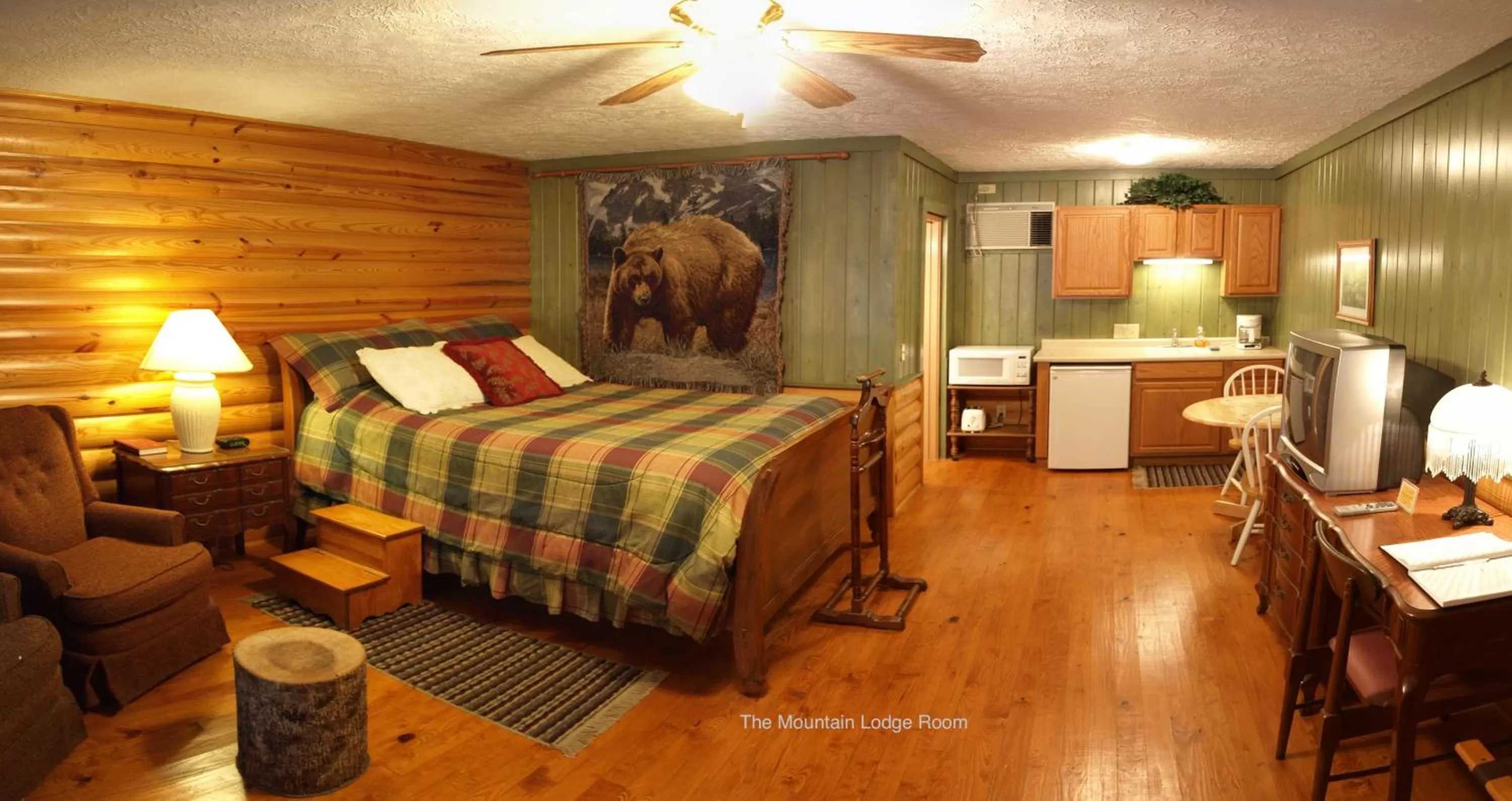 Bed in Mountain Aire Cottages, Inn, & Glamping