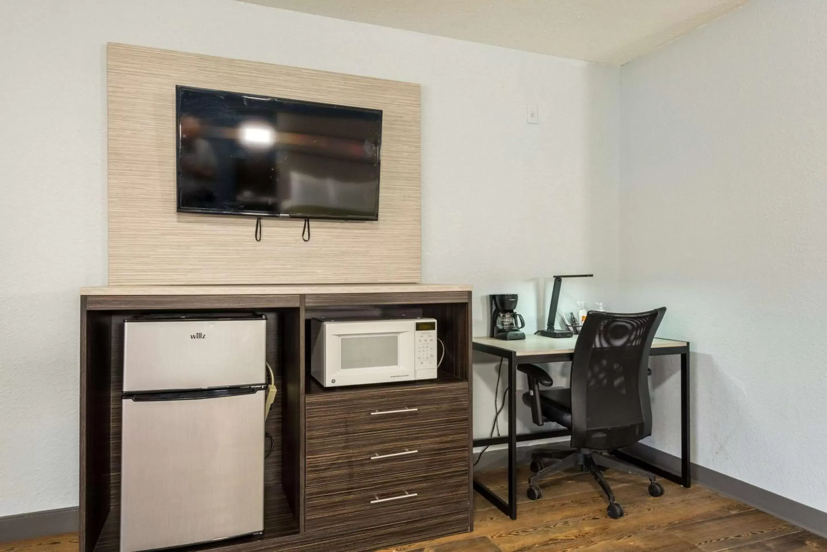 Bedroom, TV/Entertainment Center in Quality Inn & Suites Manitou Springs at Pikes Peak