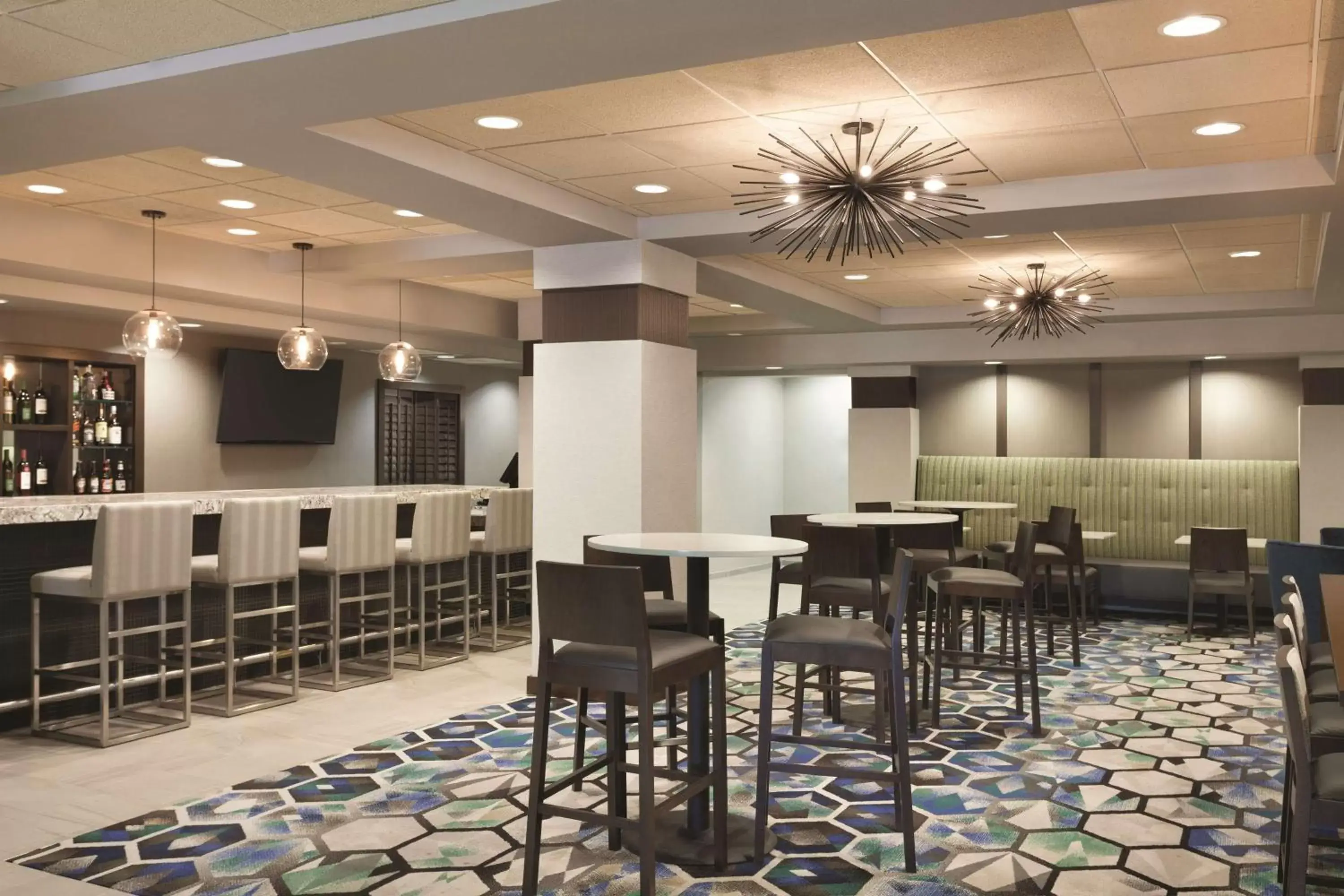 Lounge or bar in Radisson Dallas North-Addison