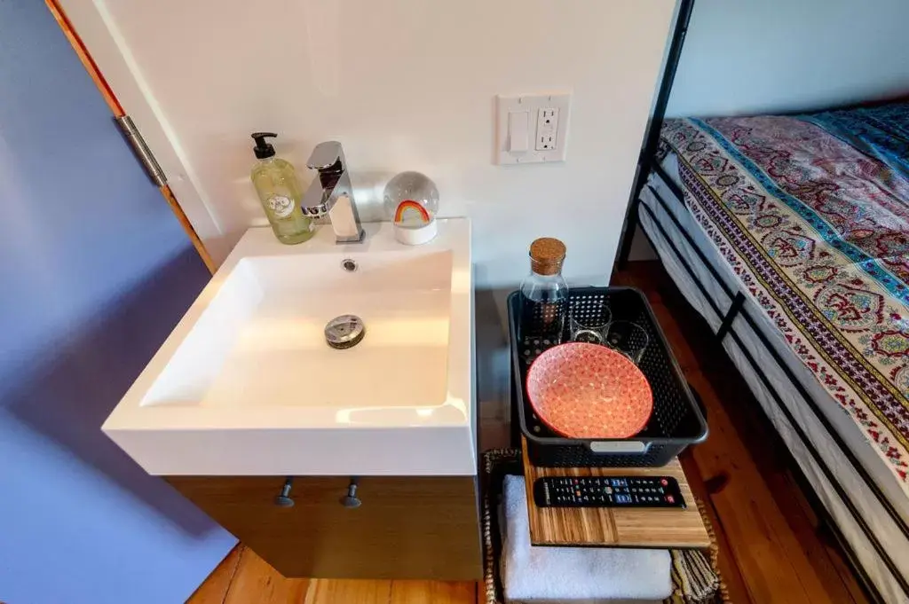 Quadruple Room with Lake View in Edison's Inn Quadruple Room with Lake View in Edison's Inn