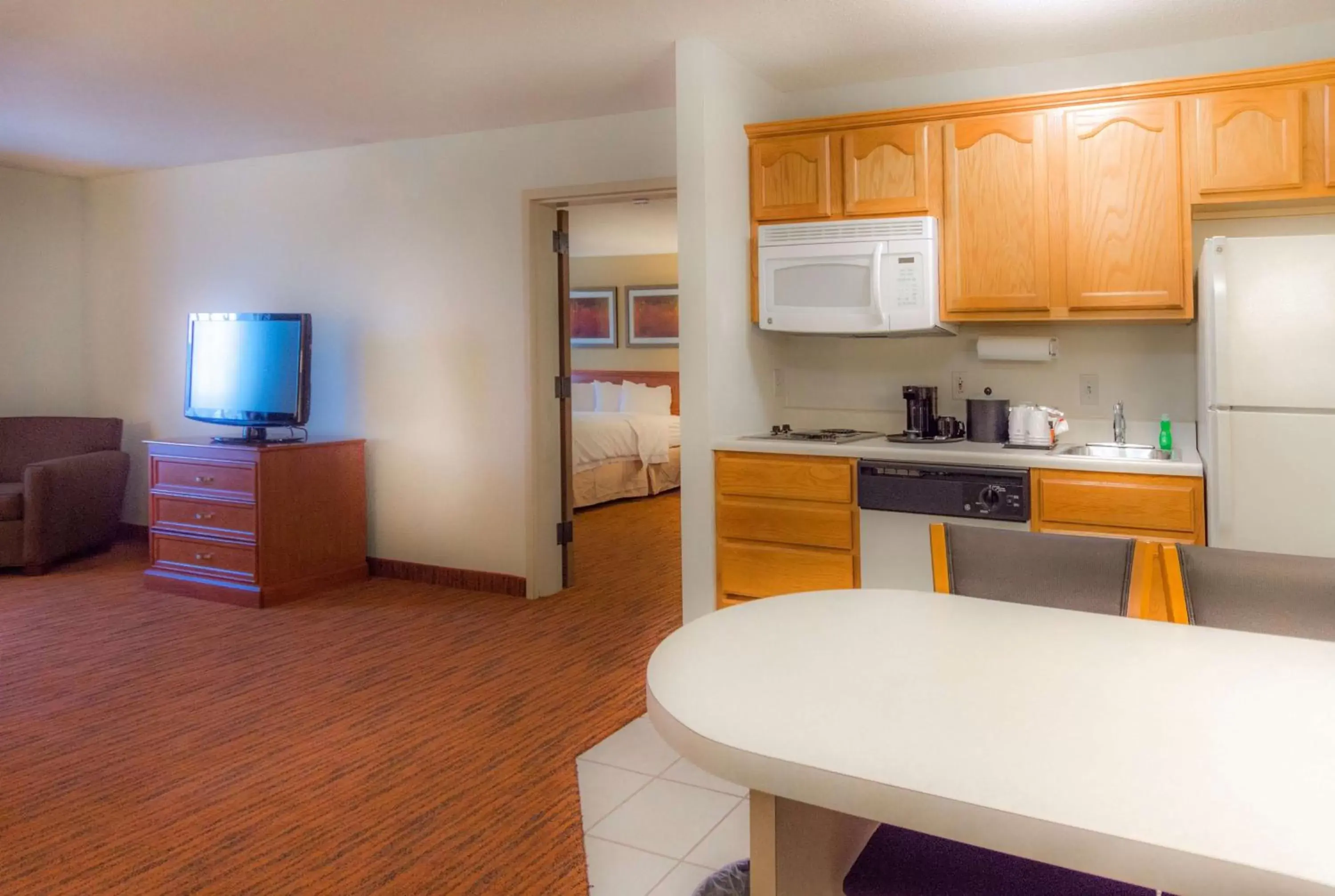 Bedroom, Kitchen/Kitchenette in Hampton Inn & Suites St. Louis-Chesterfield
