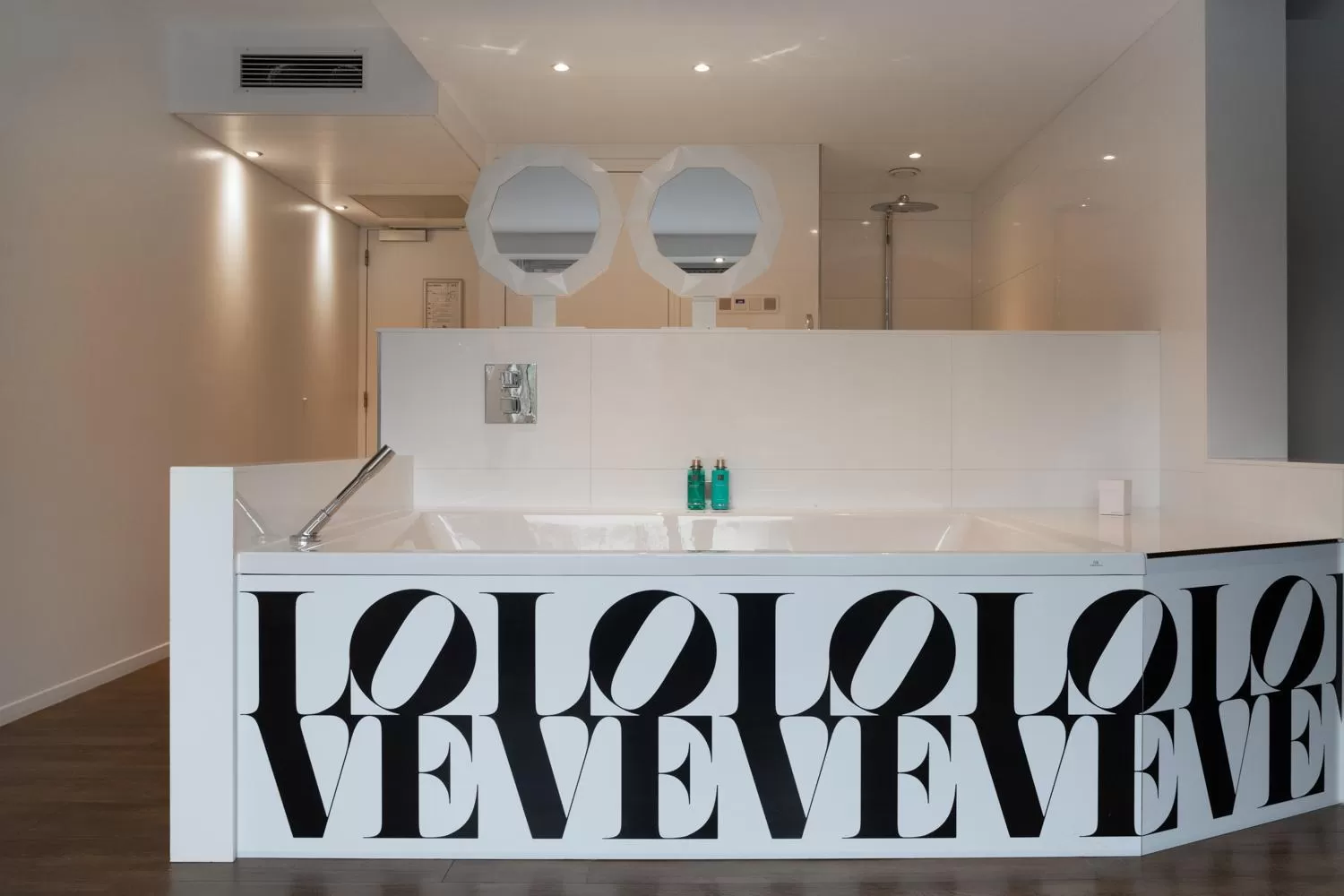 Bath in Hotel Mitland