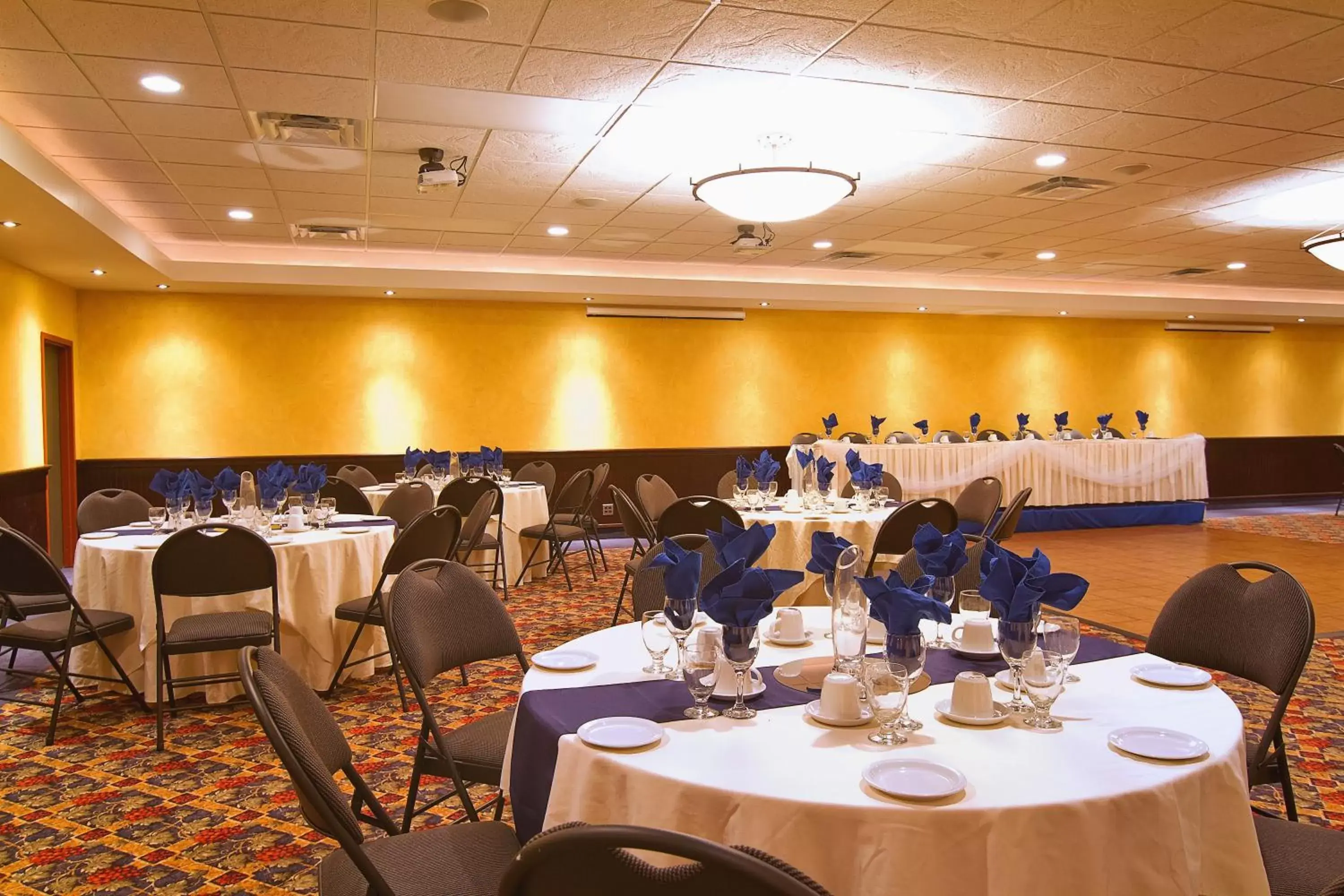 Banquet/Function facilities, Restaurant/Places to Eat in Park West Inn