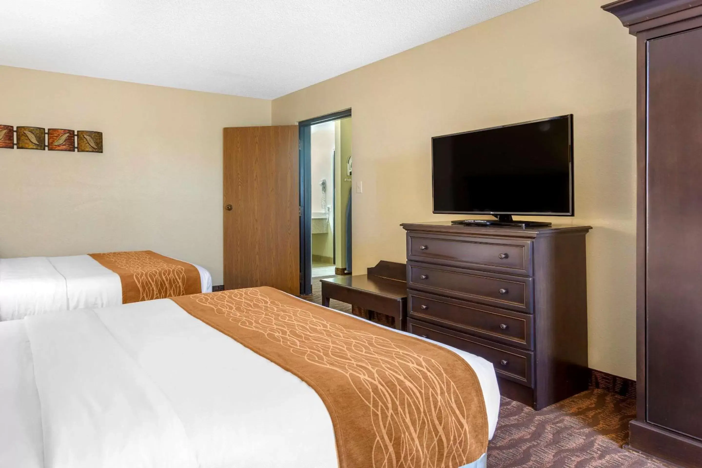 Photo of the whole room, Bed in Comfort Inn at Thousand Hills