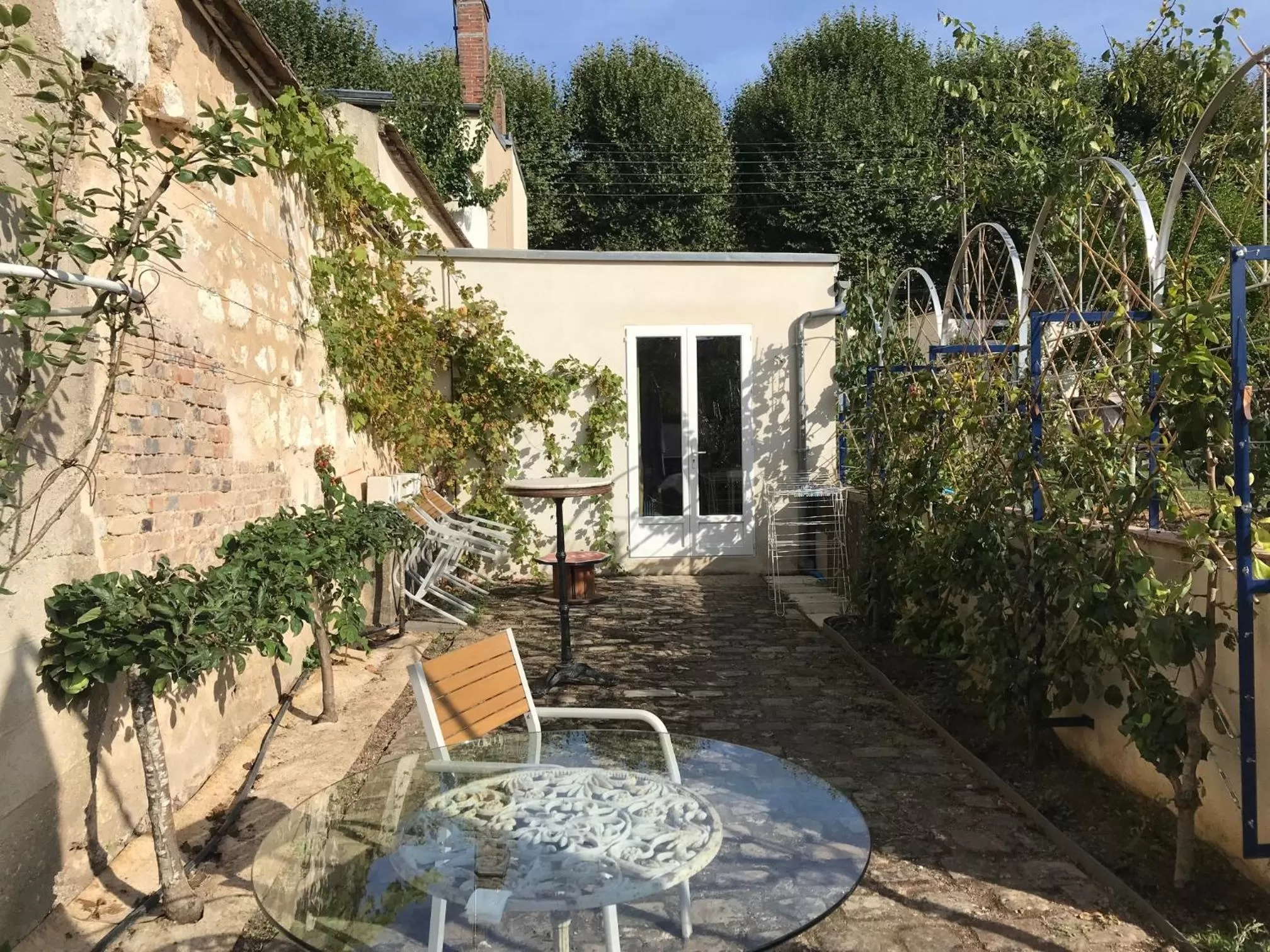 Patio in Chambres d'hôtes Vue sur la Muraille de Sens