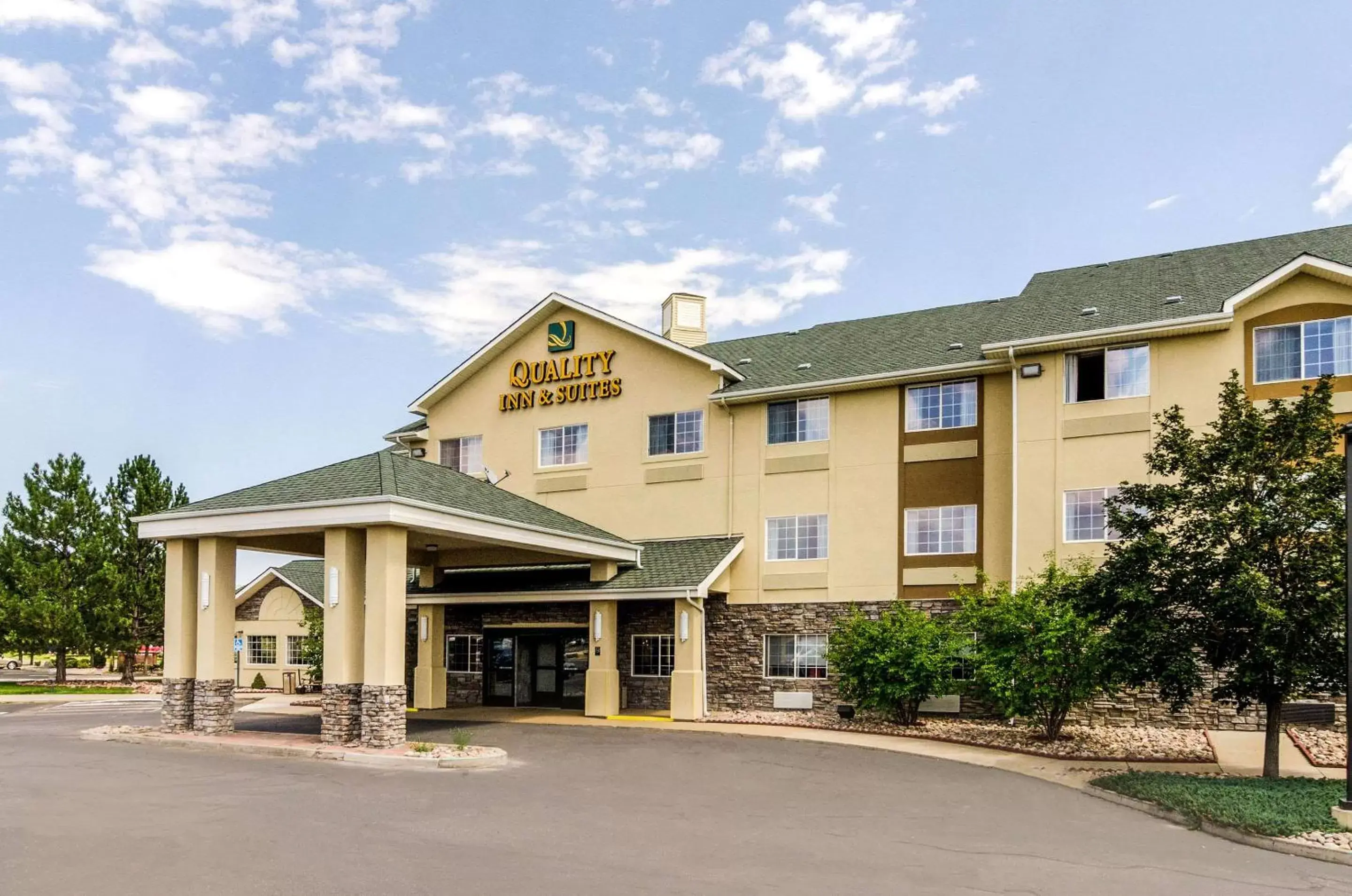 Property Building in Quality Inn & Suites Westminster – Broomfield