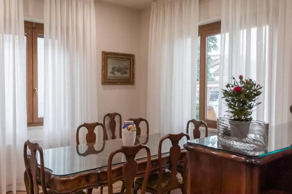 Communal lounge/ TV room, Dining Area in Villa Rosa Antica