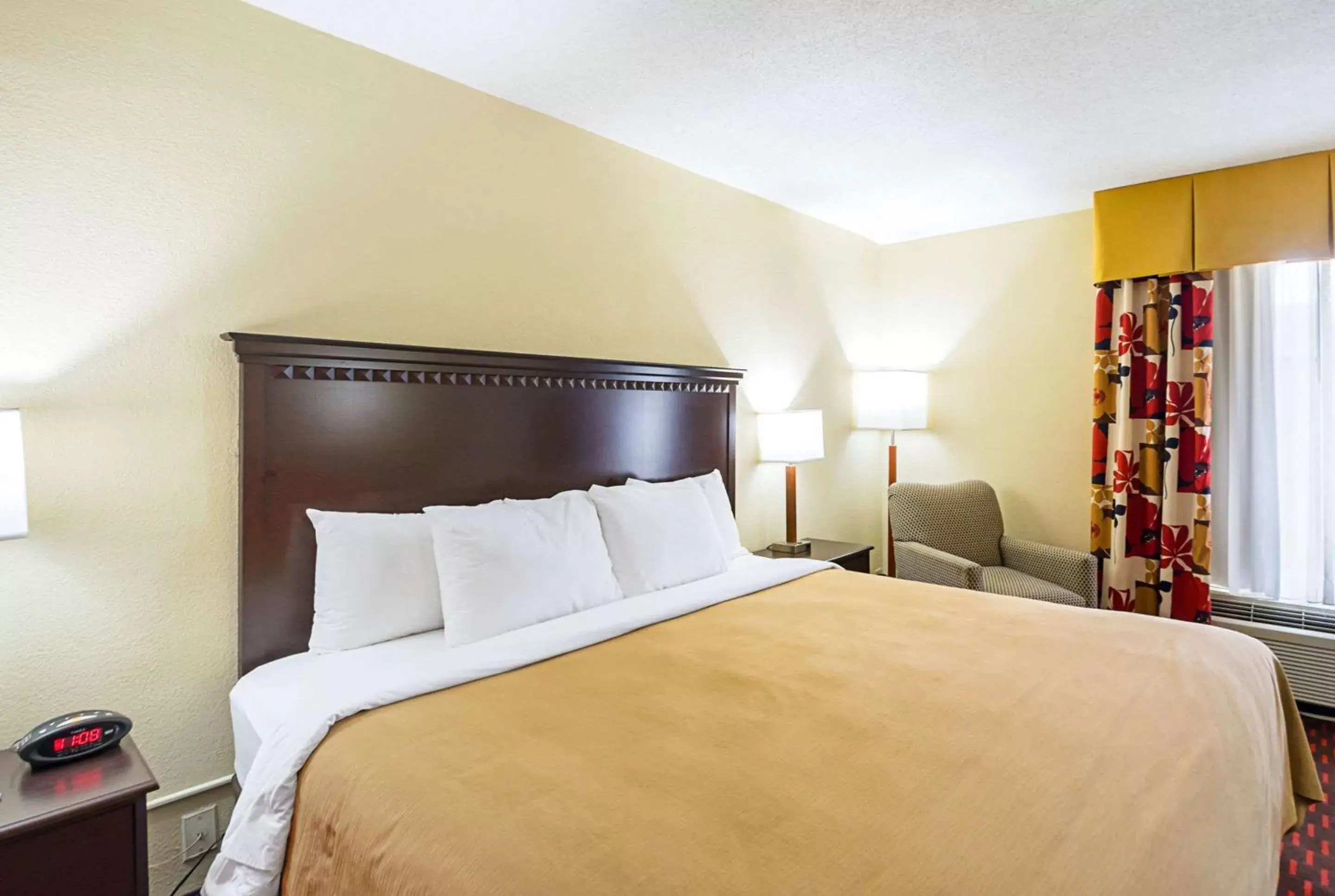 Photo of the whole room, Bed in Quality Inn & Suites Hagerstown