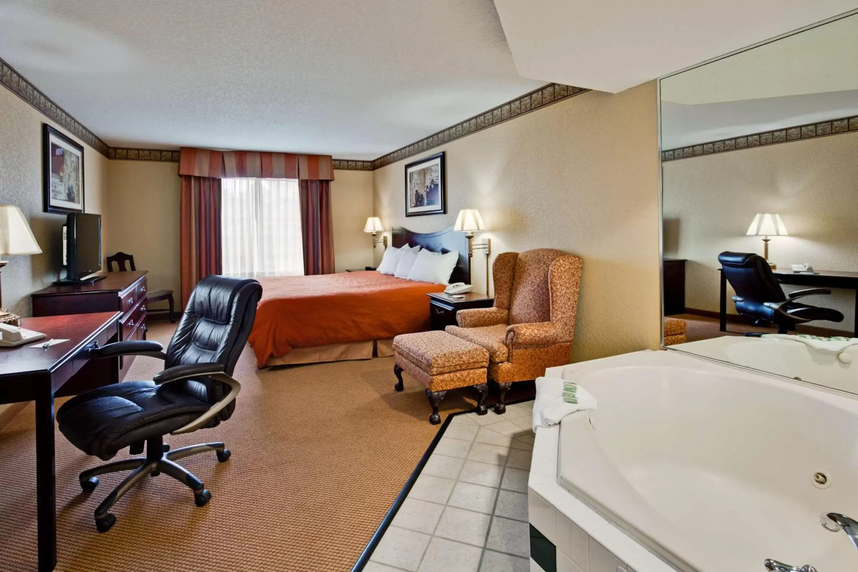 Photo of the whole room in Country Inn & Suites by Radisson, Hot Springs, AR