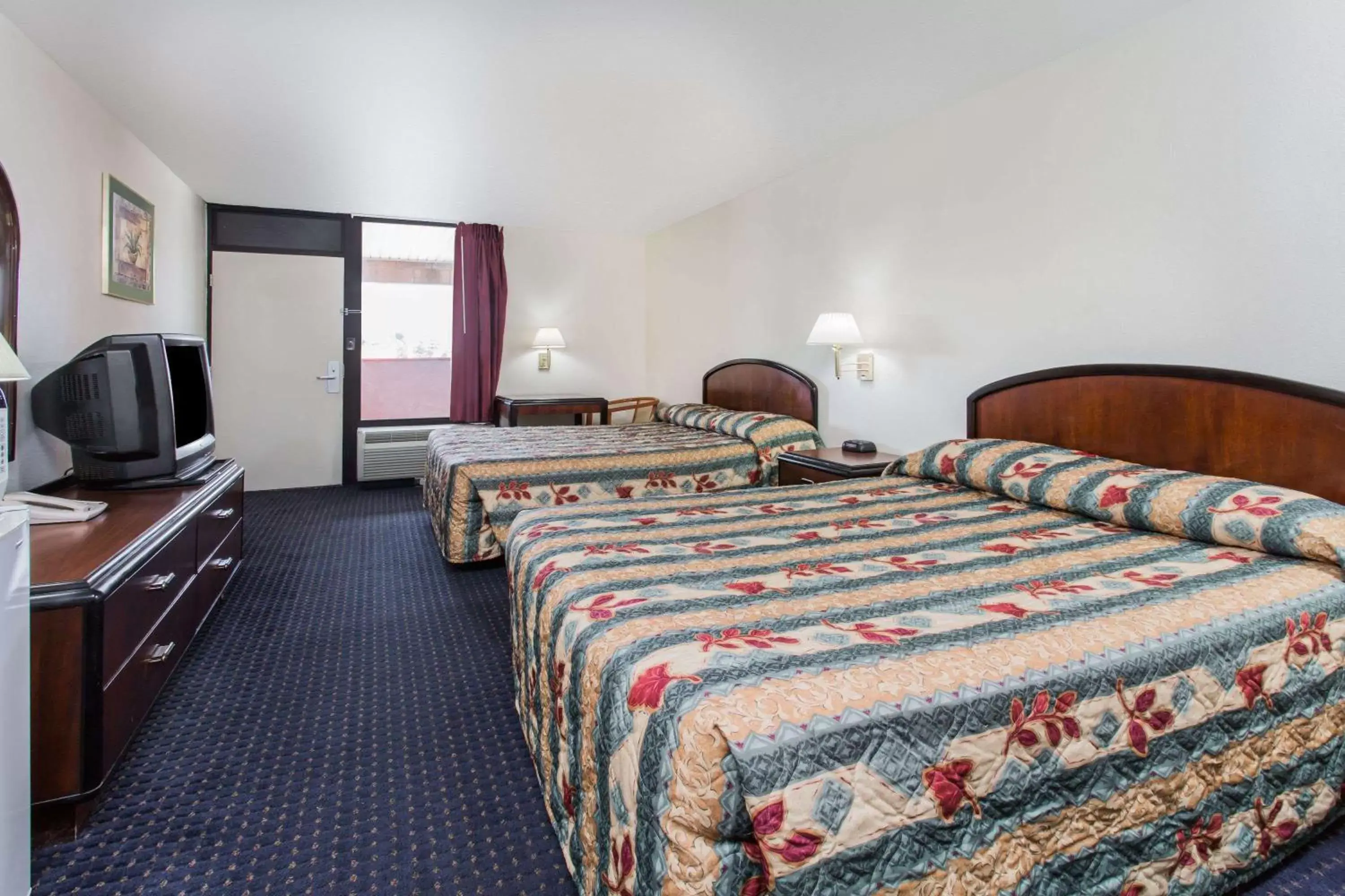 Photo of the whole room, Bed in Knights Inn Virginia Beach Lynnhaven