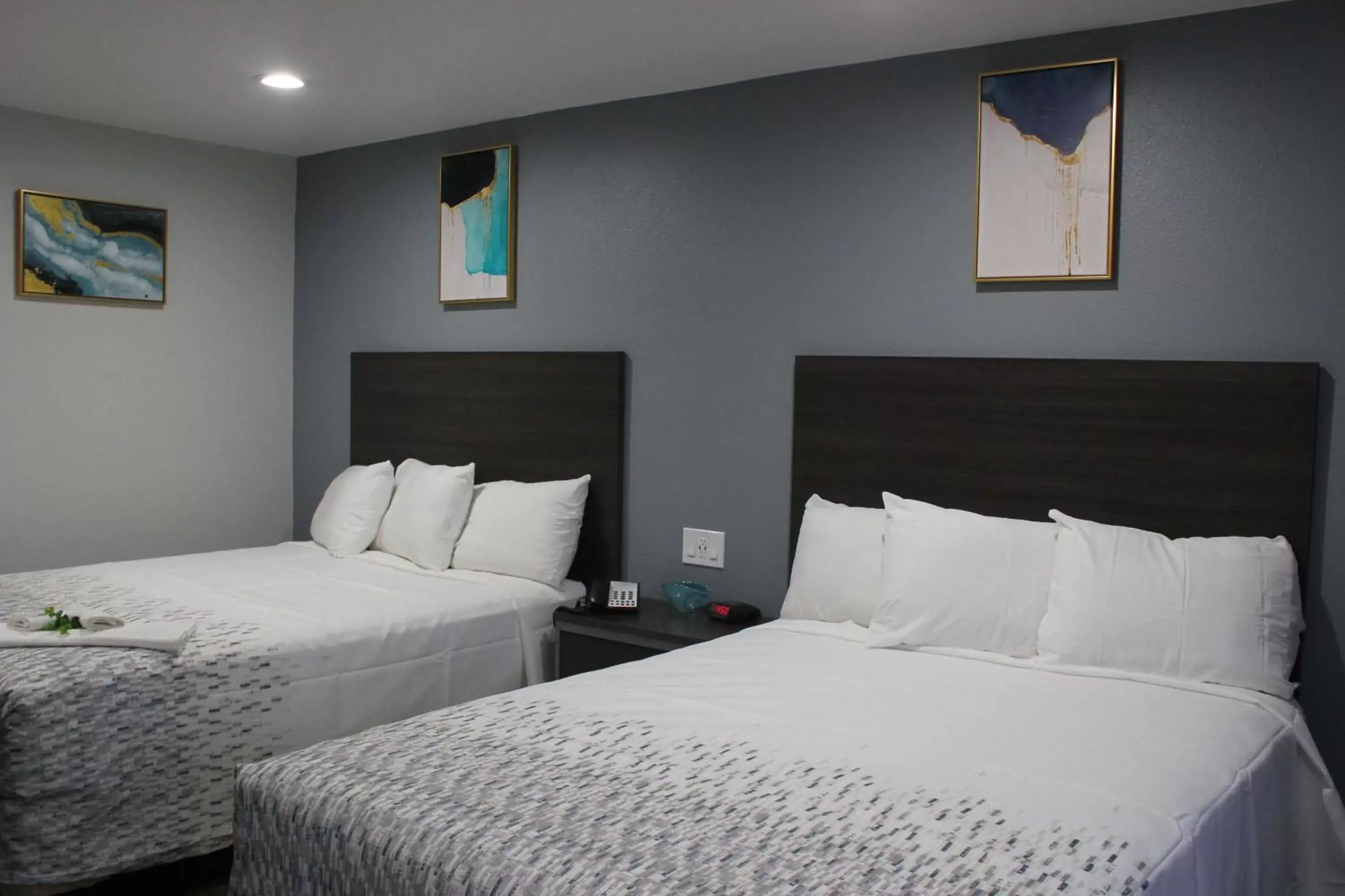 Bedroom, Bed in SureStay Hotel by Best Western Chowchilla Yosemite