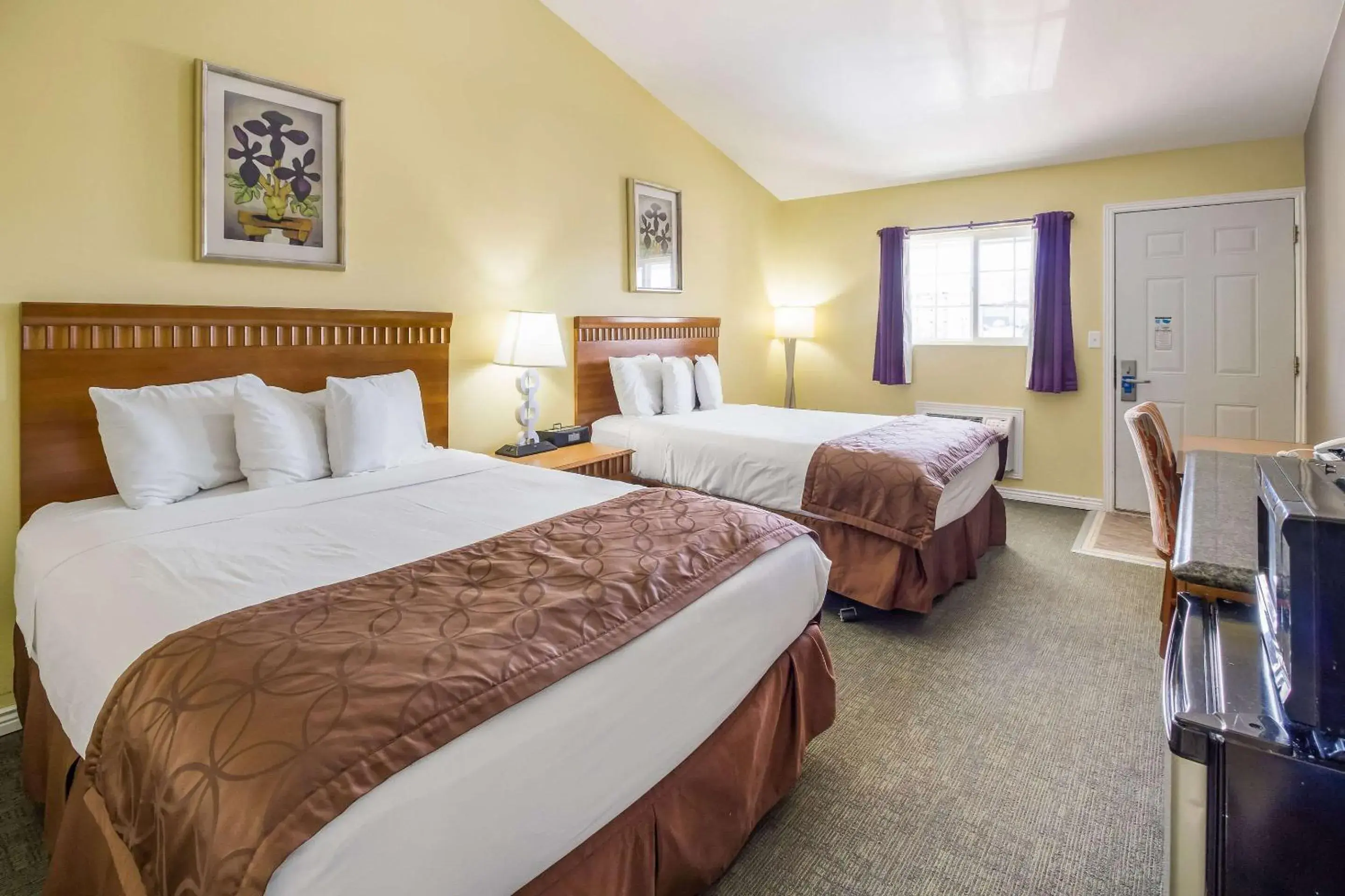 Photo of the whole room, Bed in Rodeway Inn