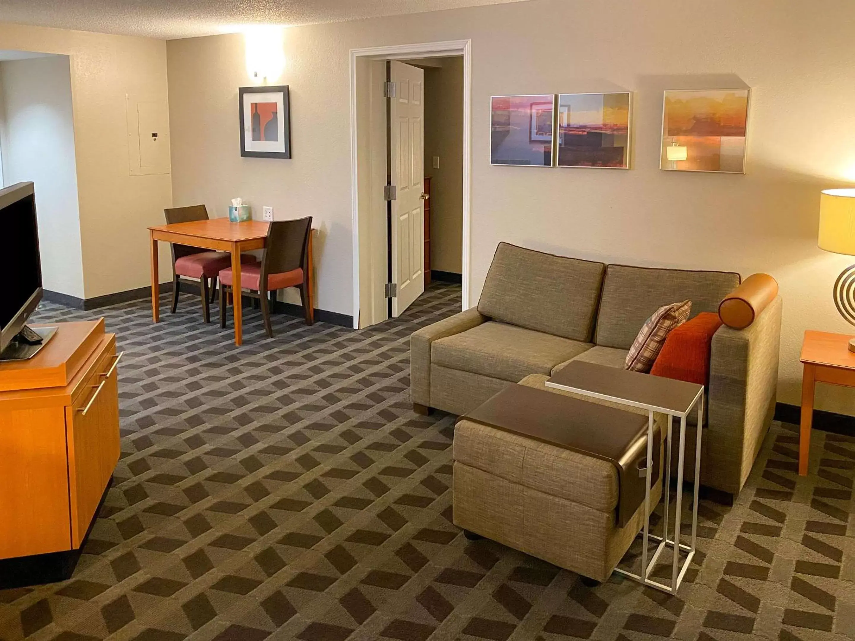 Bedroom, Seating Area in MainStay Suites Middleburg Heights Cleveland Airport