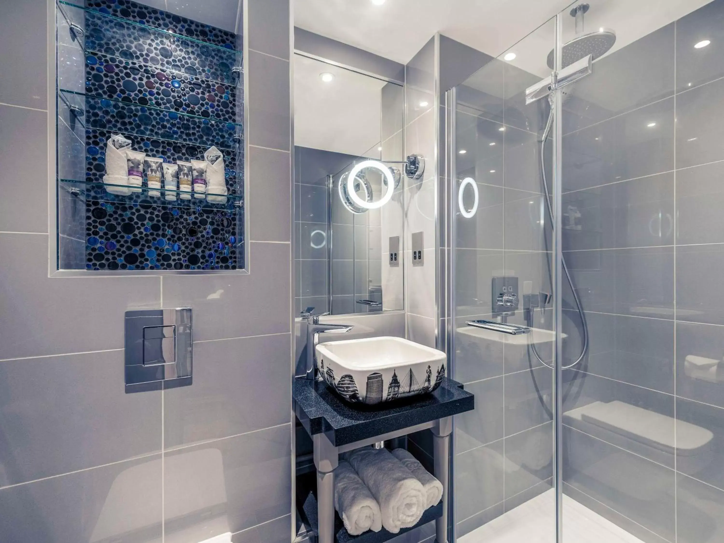 Bathroom in Mercure London Hyde Park Hotel