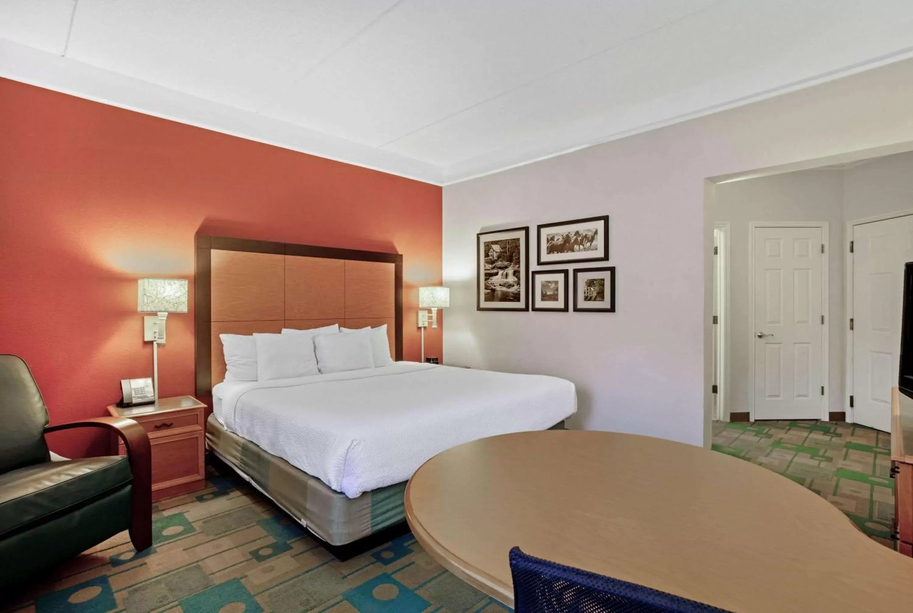 Photo of the whole room, Bed in La Quinta by Wyndham Winston-Salem