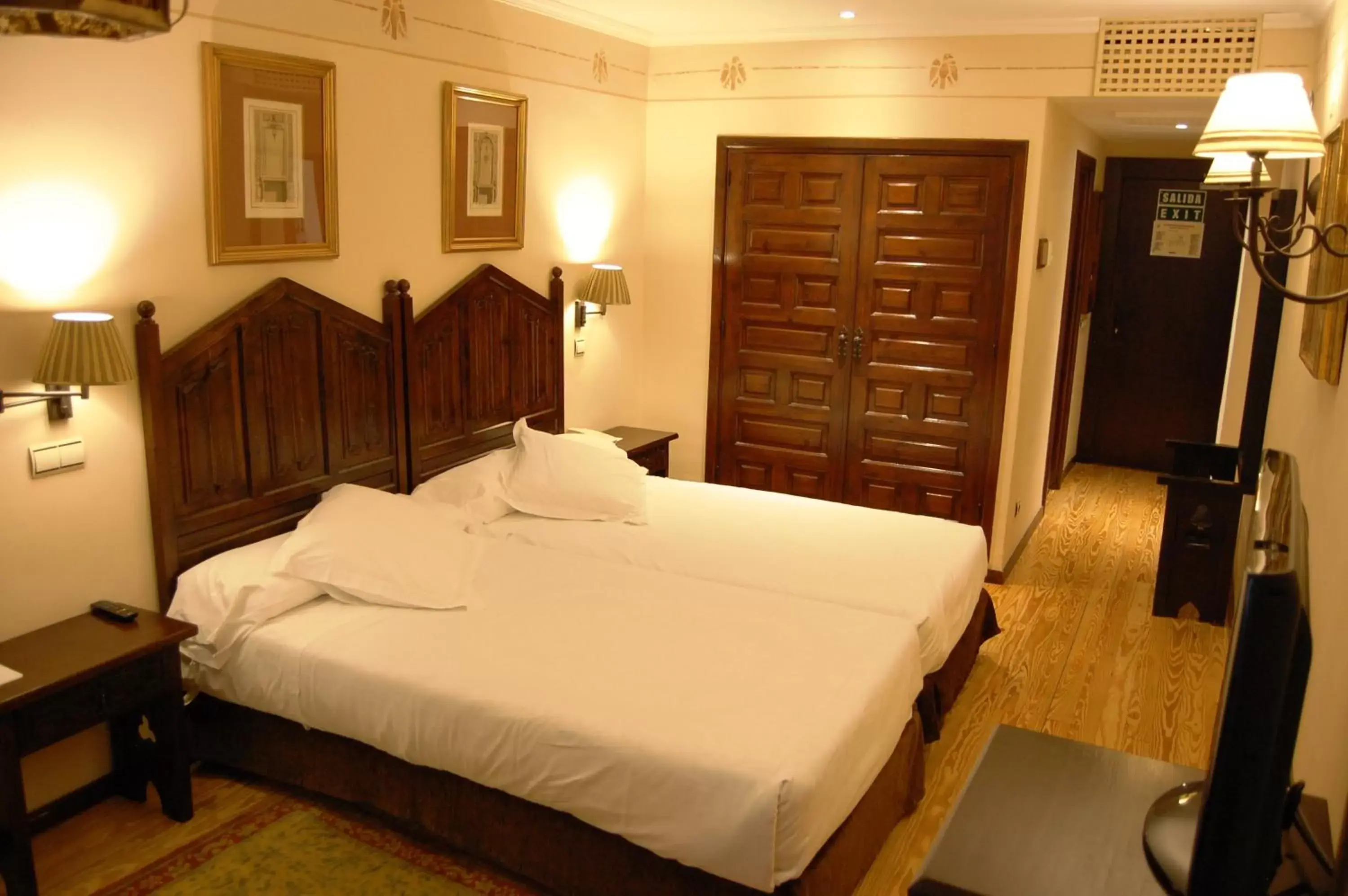 Photo of the whole room, Bed in Parador de Olite