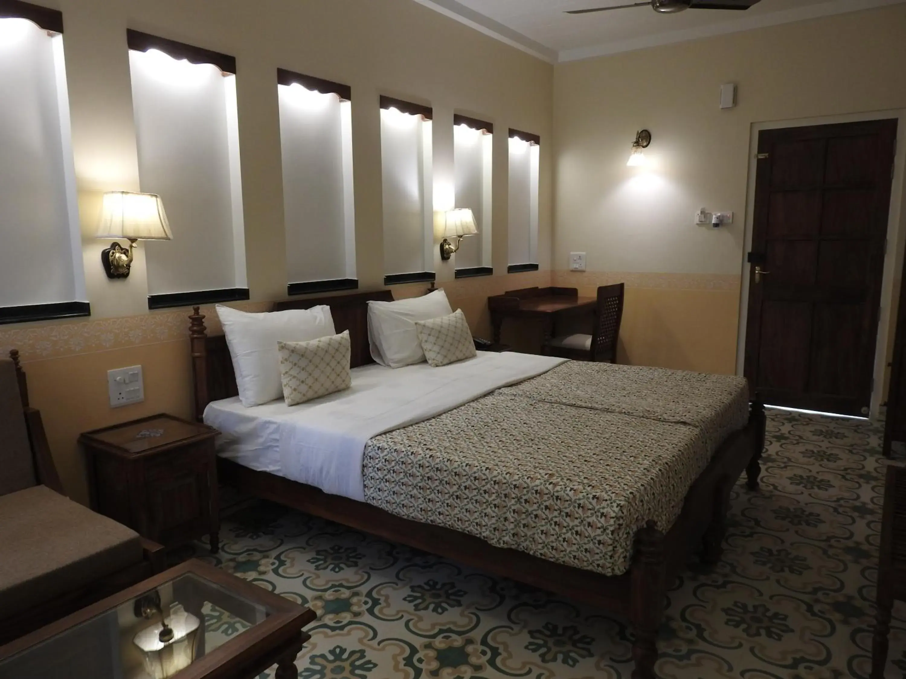 Bed in Jai Niwas Garden Hotel