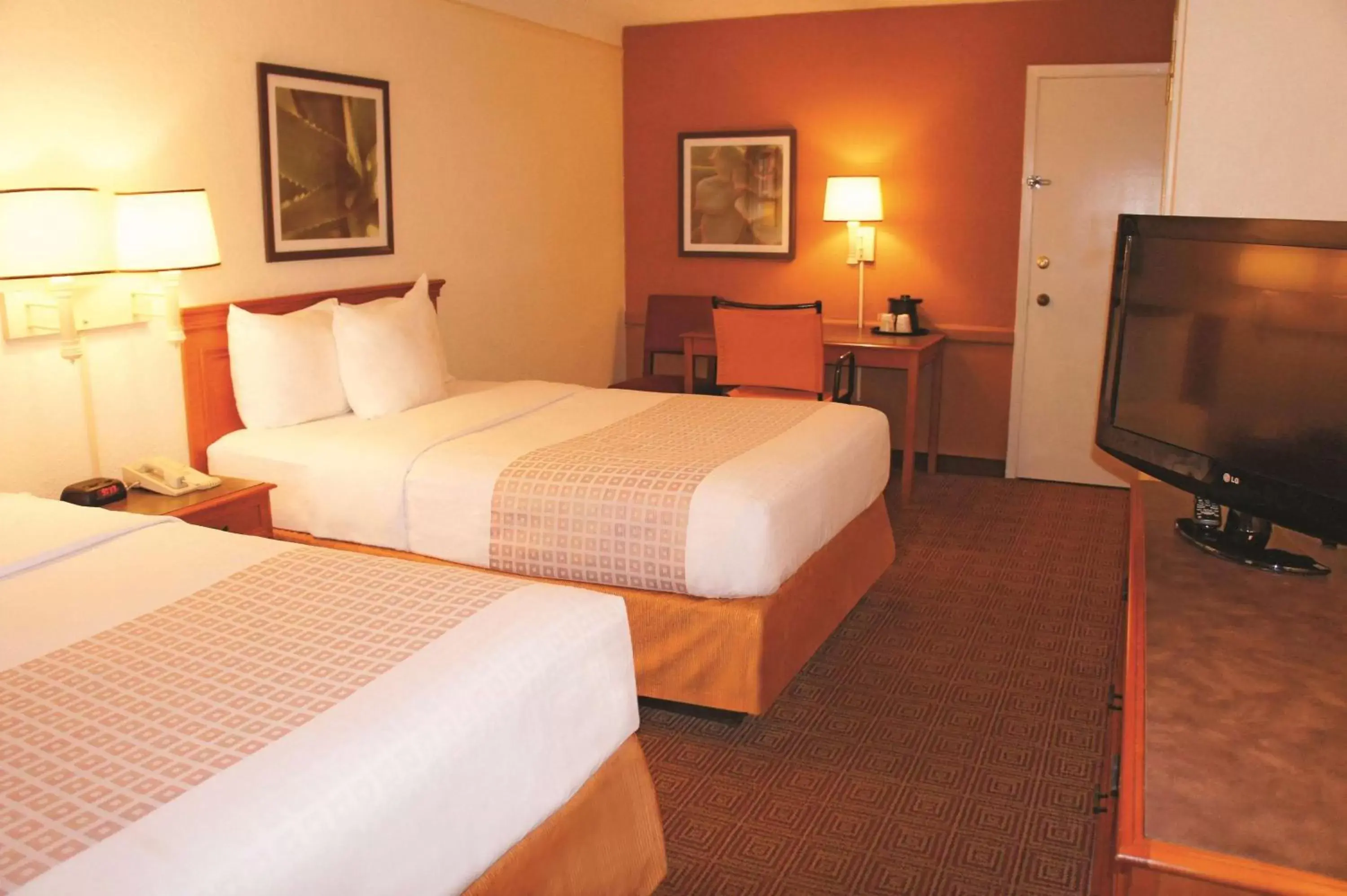 Photo of the whole room, Bed in Baymont by Wyndham San Antonio South Park
