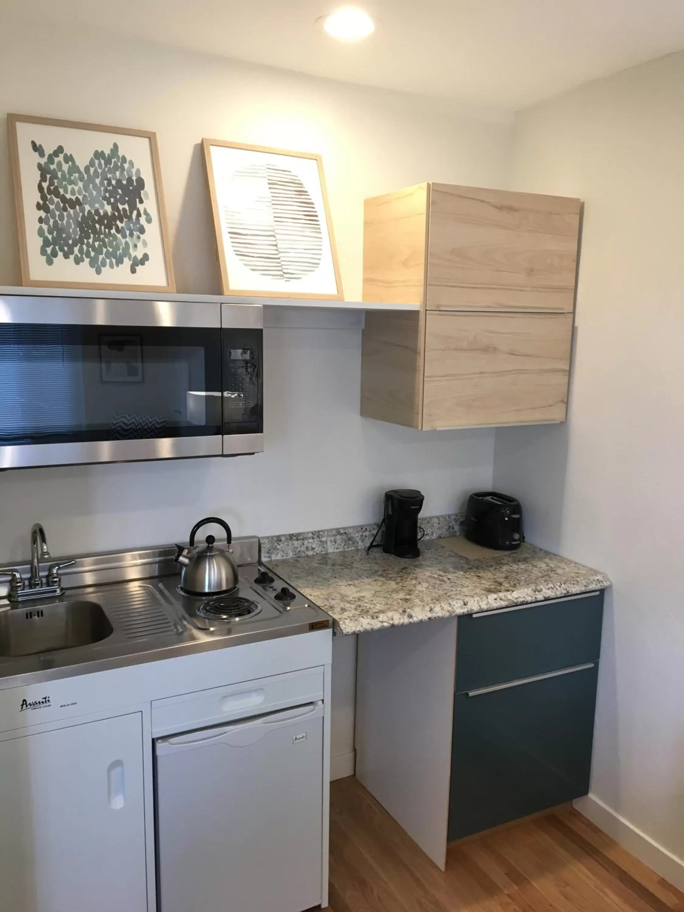 Kitchen or kitchenette in The Sea View Inn At The Beach