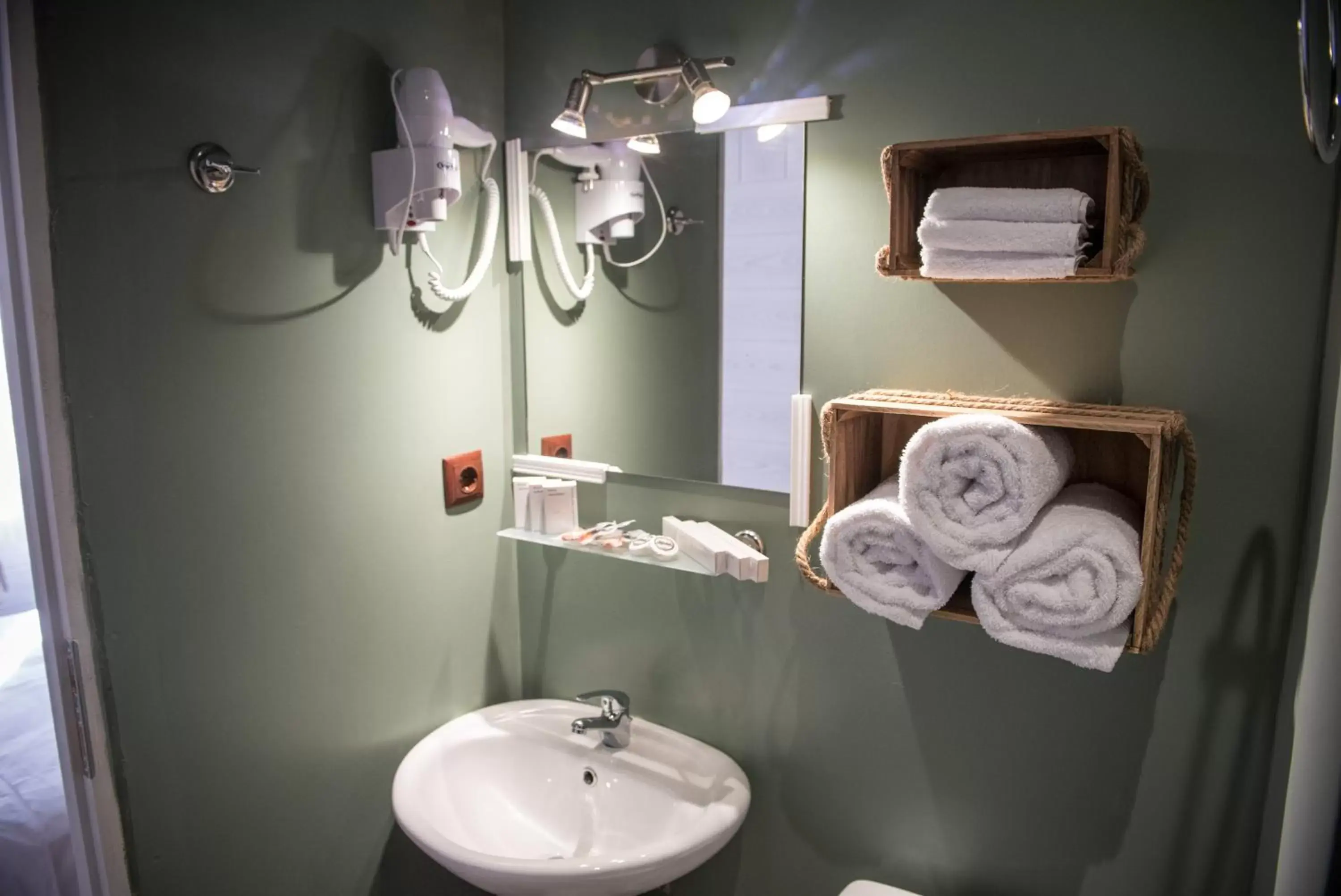 Bathroom in 1920s Rooms