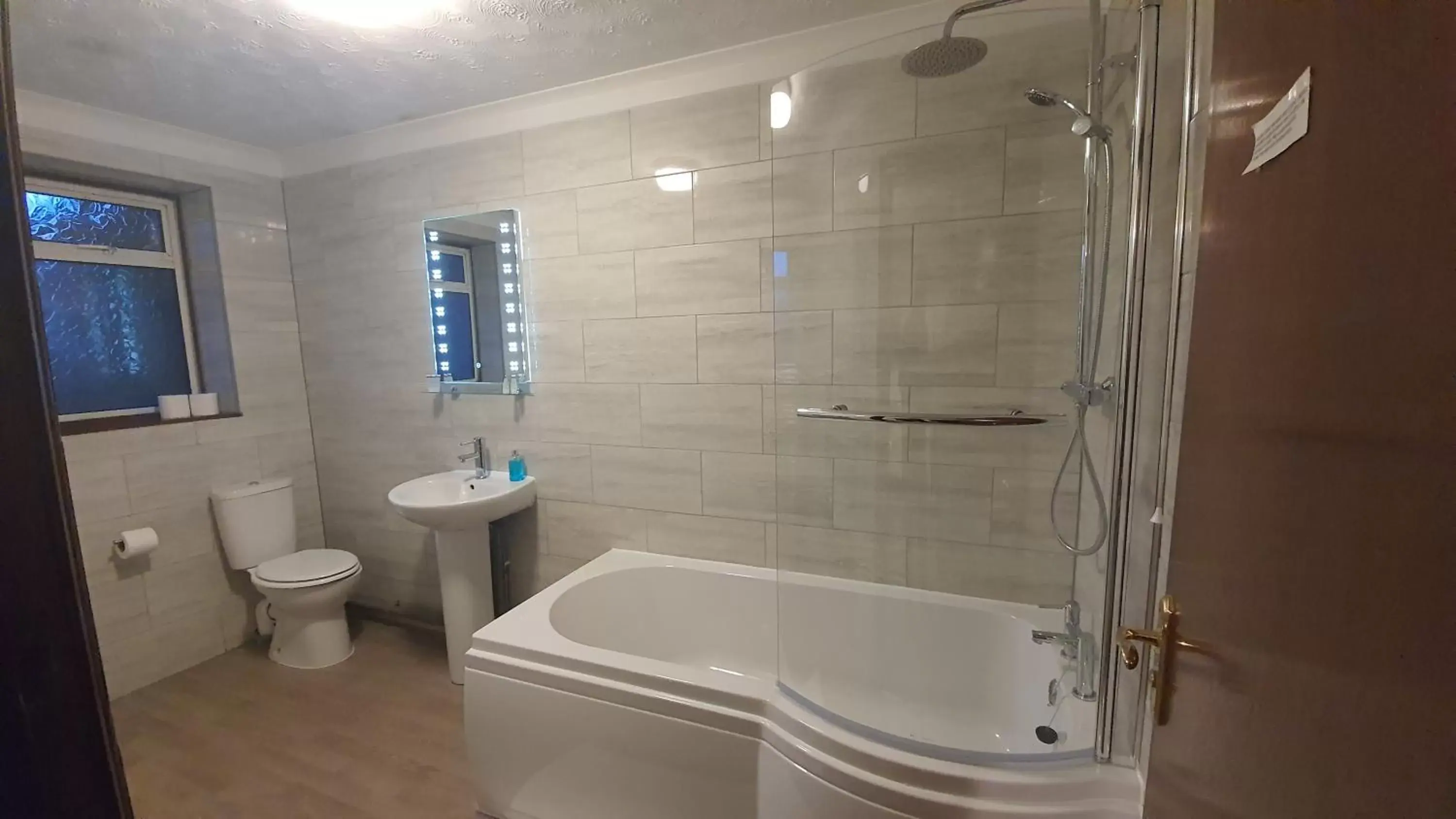 Bathroom in Little Foxes Hotel & Gatwick Airport Parking