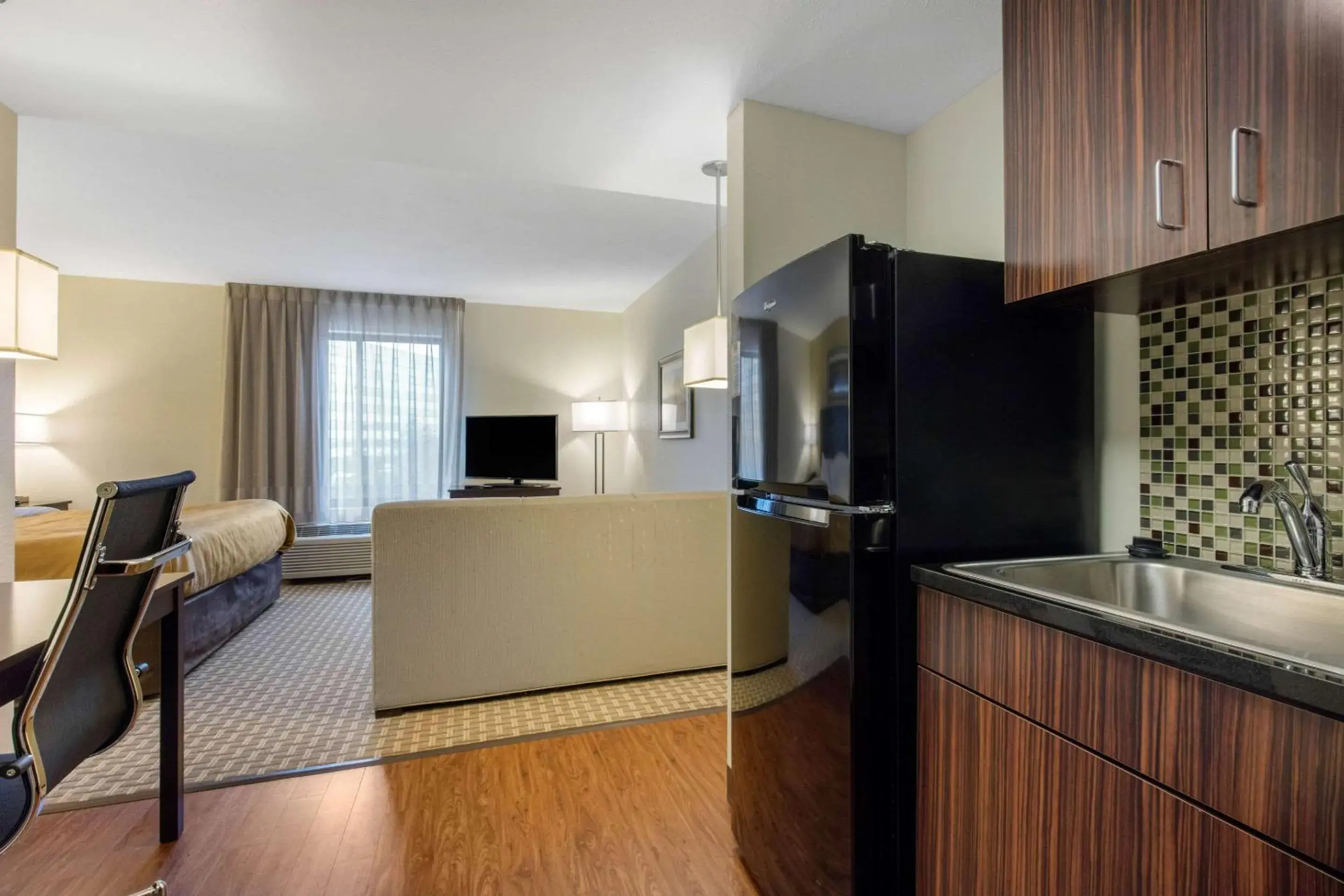 Living room, Kitchen/Kitchenette in MainStay Suites St. Louis - Airport