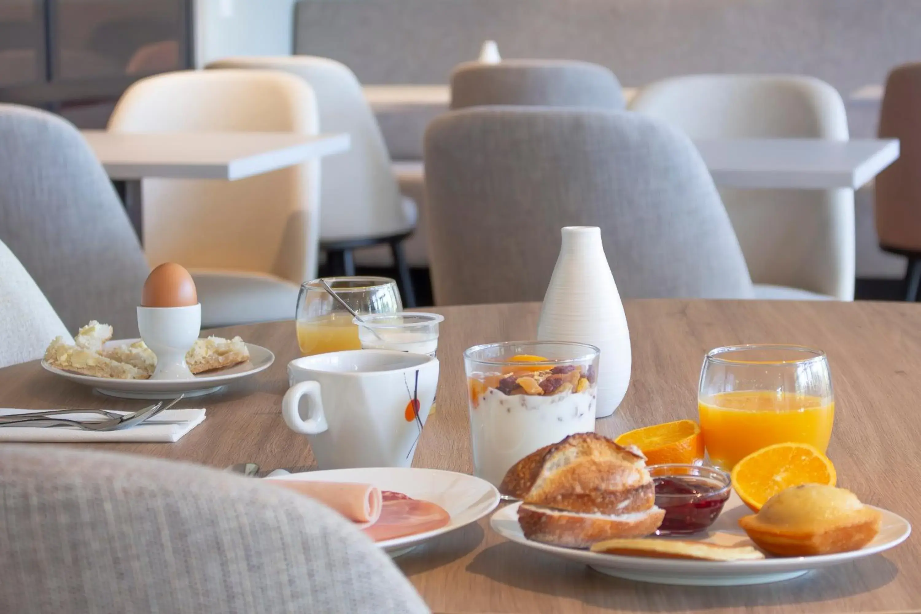Food and drinks, Breakfast in Brit Hotel Nantes La Beaujoire - L'Amandine