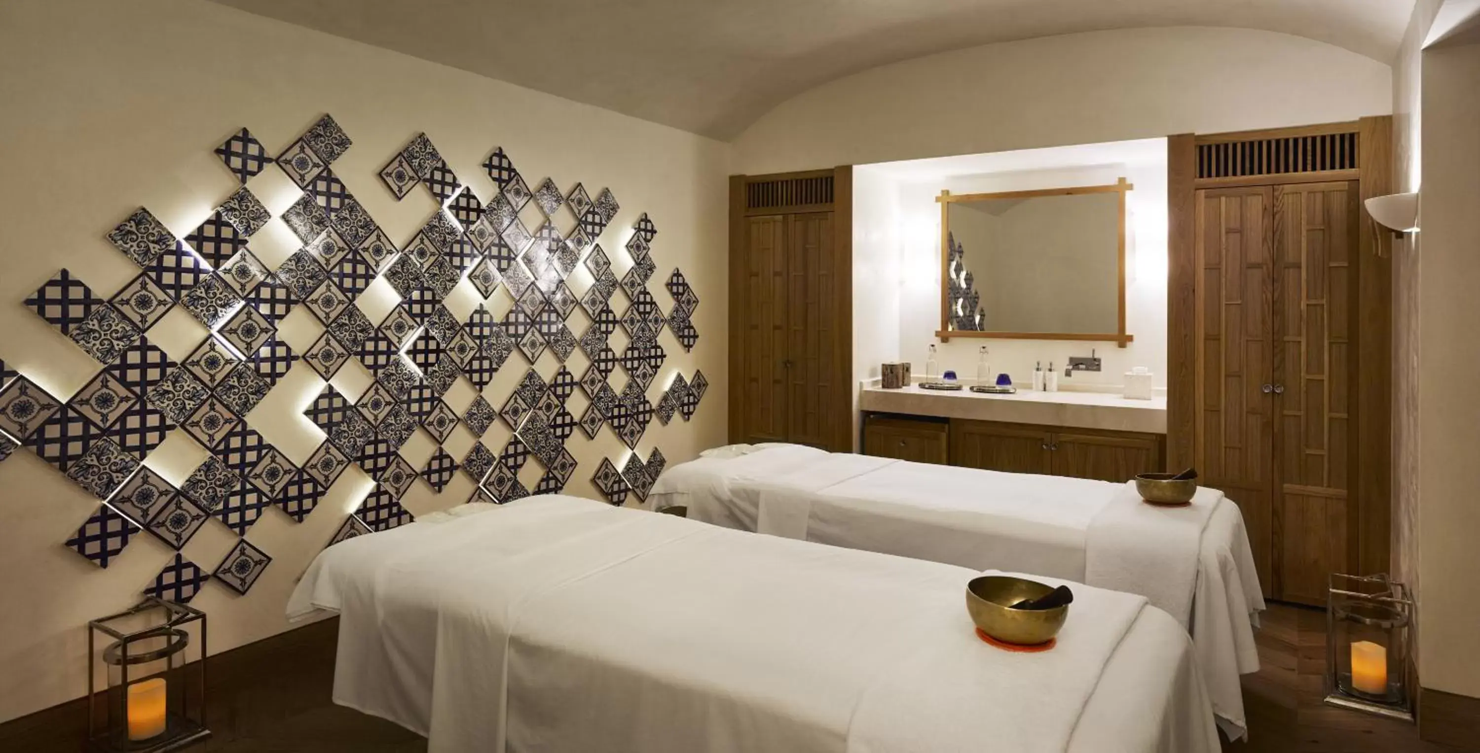 Massage, Bed in Puente Romano Beach Resort