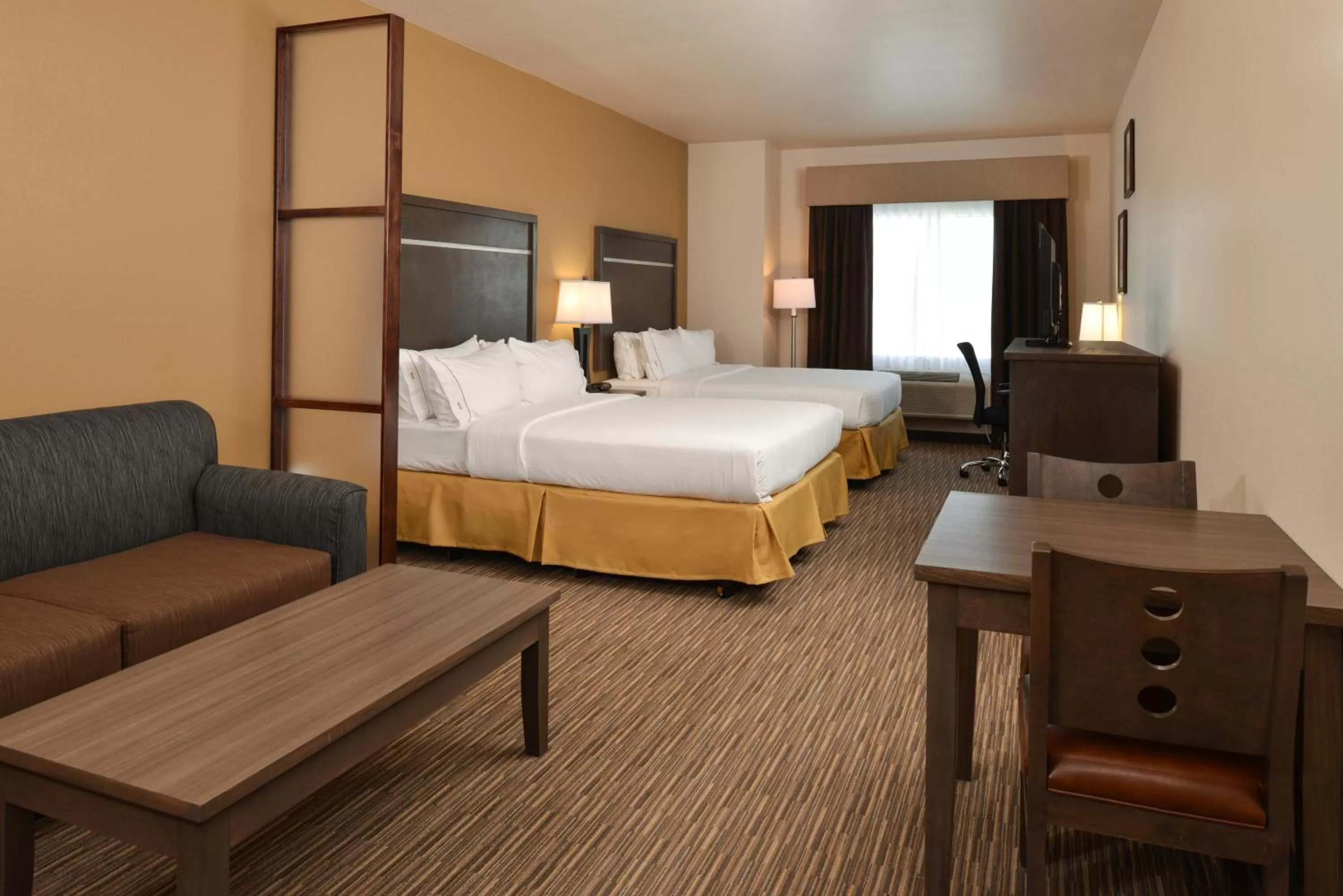 Photo of the whole room, Bed in Holiday Inn Express & Suites Globe by IHG